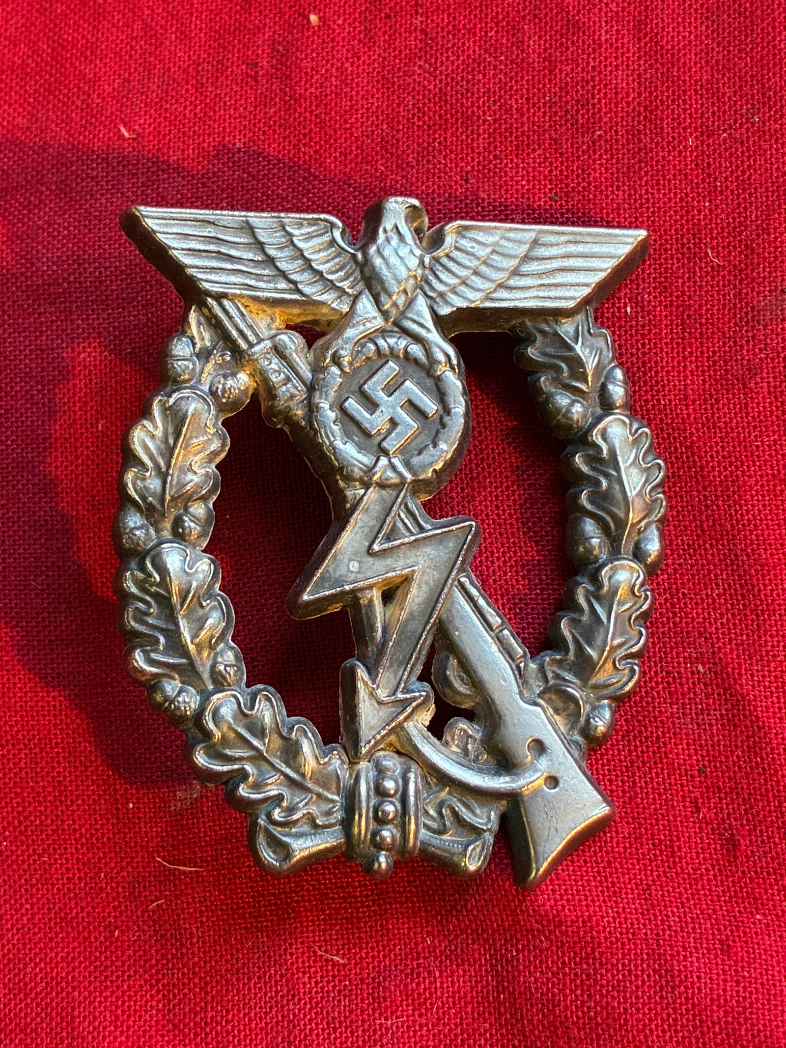 WW2 German Luftwaffe Ground Combat Badge: WW2 German Luftwaffe Ground Combat Badge. Shows good wear and use with a beautiful overall patina. Please view all detailed pictures. A rare example of the time period.