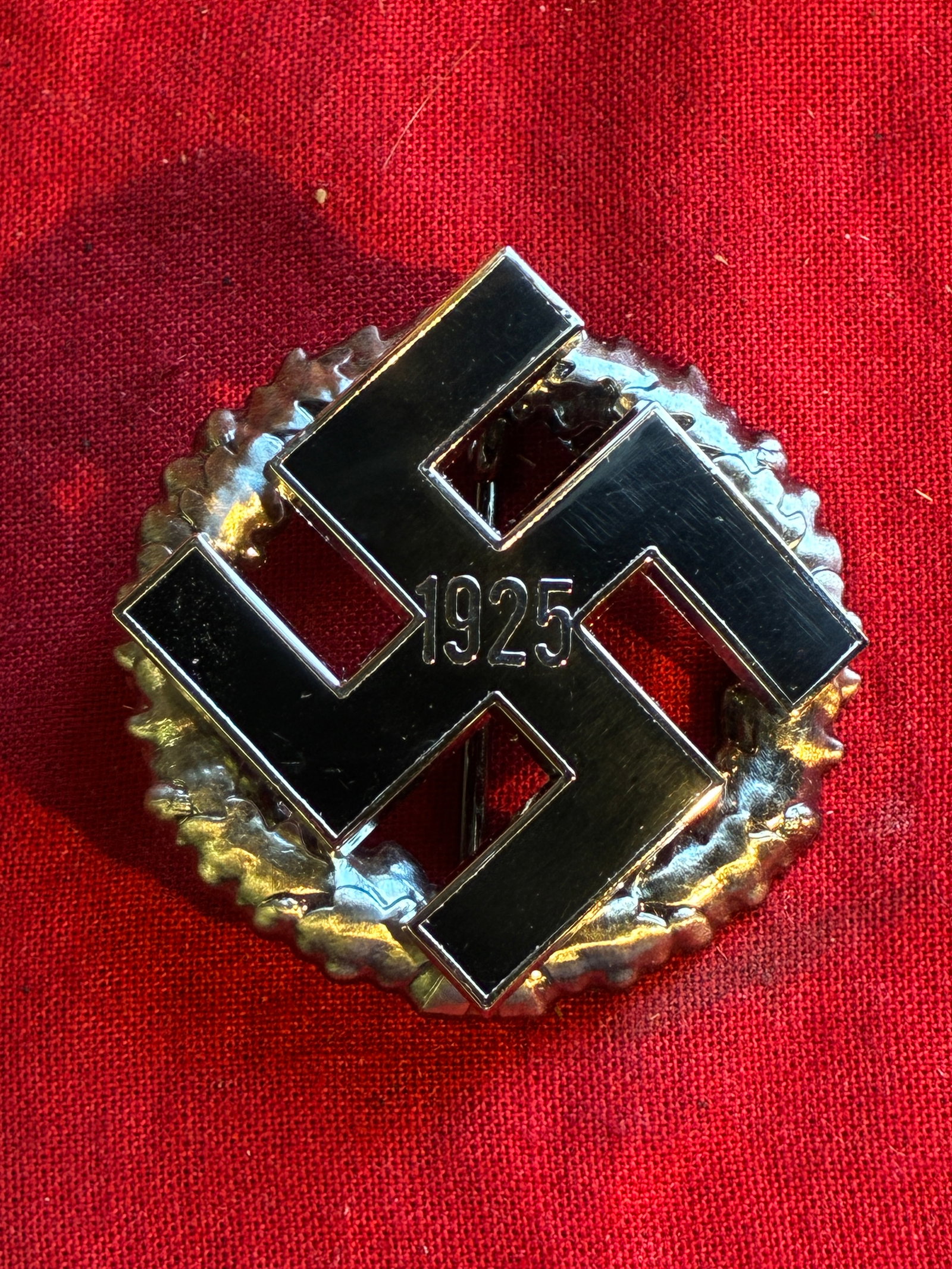 WW2 German Third Reich 1925 Gau Commemorative Honor Badge By R. Wachtler & Lange Mittweide: WW2 German Third Reich 1925 Gau Commemorative Honor Badge - Maker Marked. The swastika bears the year 1925, this was intended for issue to long-time NSDAP members who had played important roles in the