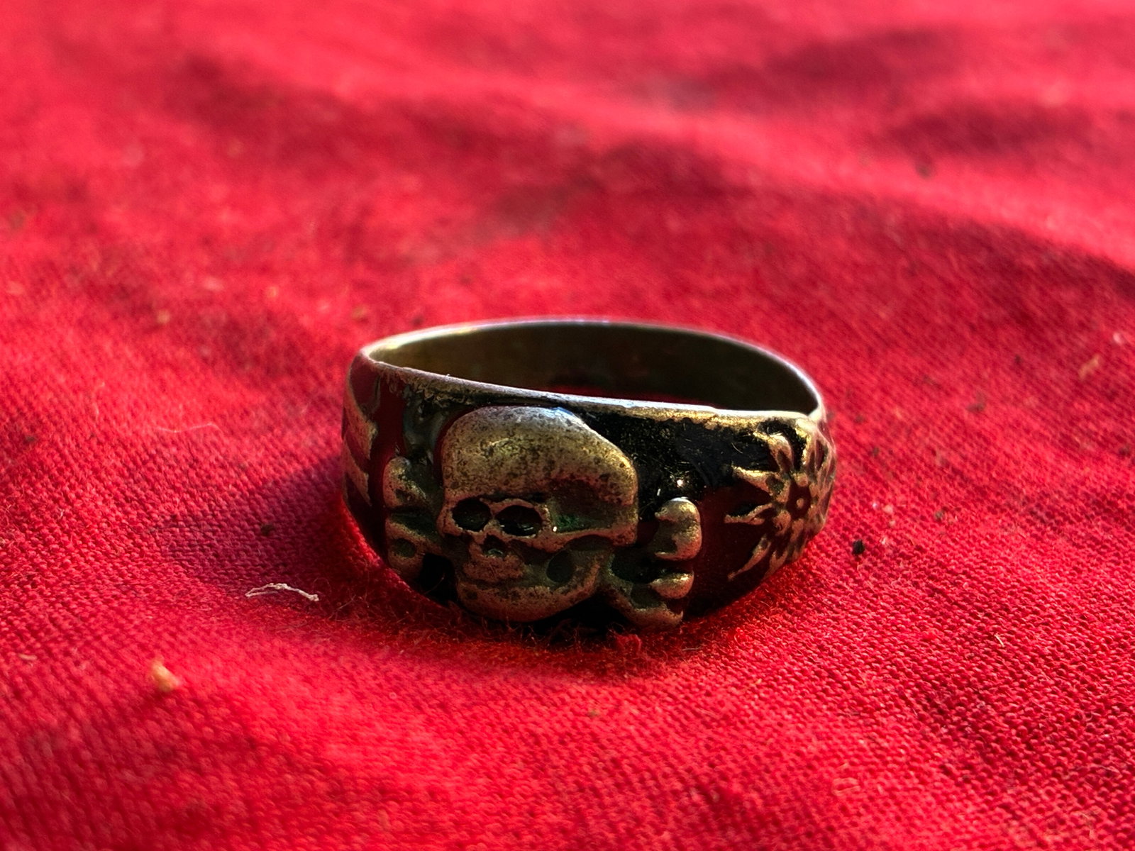 RARE WW2 GERMAN TOTENKOPF SS SKULL ENAMELED RING IN 800 SILVER: RARE WW2 GERMAN TOTENKOPF SS SKULL ENAMELED RING IN 800 SILVER. A VERY RARE FIND. SHOWS GOOD WEAR AND USE WITH A BEAUTIFUL OVERALL PATINA. WELL USED AND WELL PRESERVED. PLEASE VIEW ALL DETAILED PICTUR