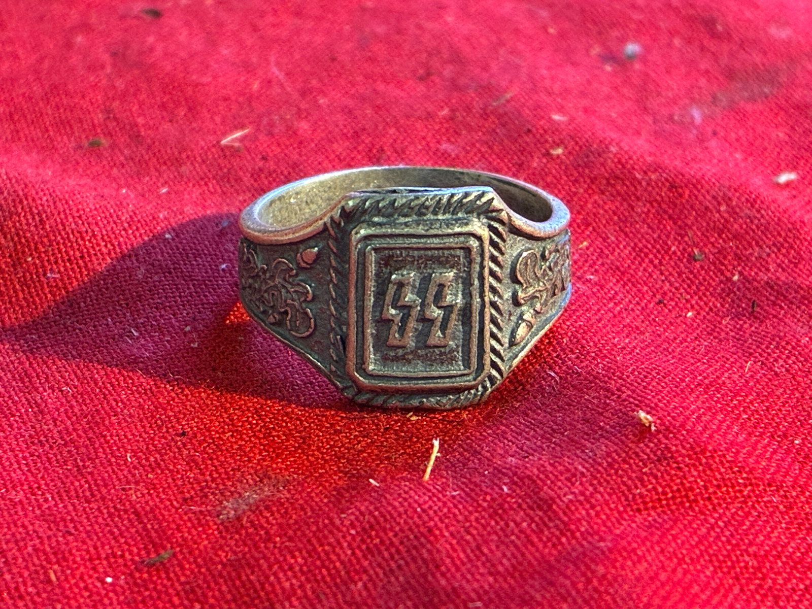 RARE WW2 GERMAN WAFFEN SS 800 SILVER RING WITH OAKLEAVES: RARE WW2 GERMAN WAFFEN SS 800 SILVER RING WITH OAKLEAVES. A VERY RARE EXAMPLE. SHOWS GOOD WEAR AND USE WITH A BEAUTIFUL OVERALL PATINA. MARKED 800 SILVER. PLEASE VIEW ALL DETAILED PICTURES. A RARE EXA