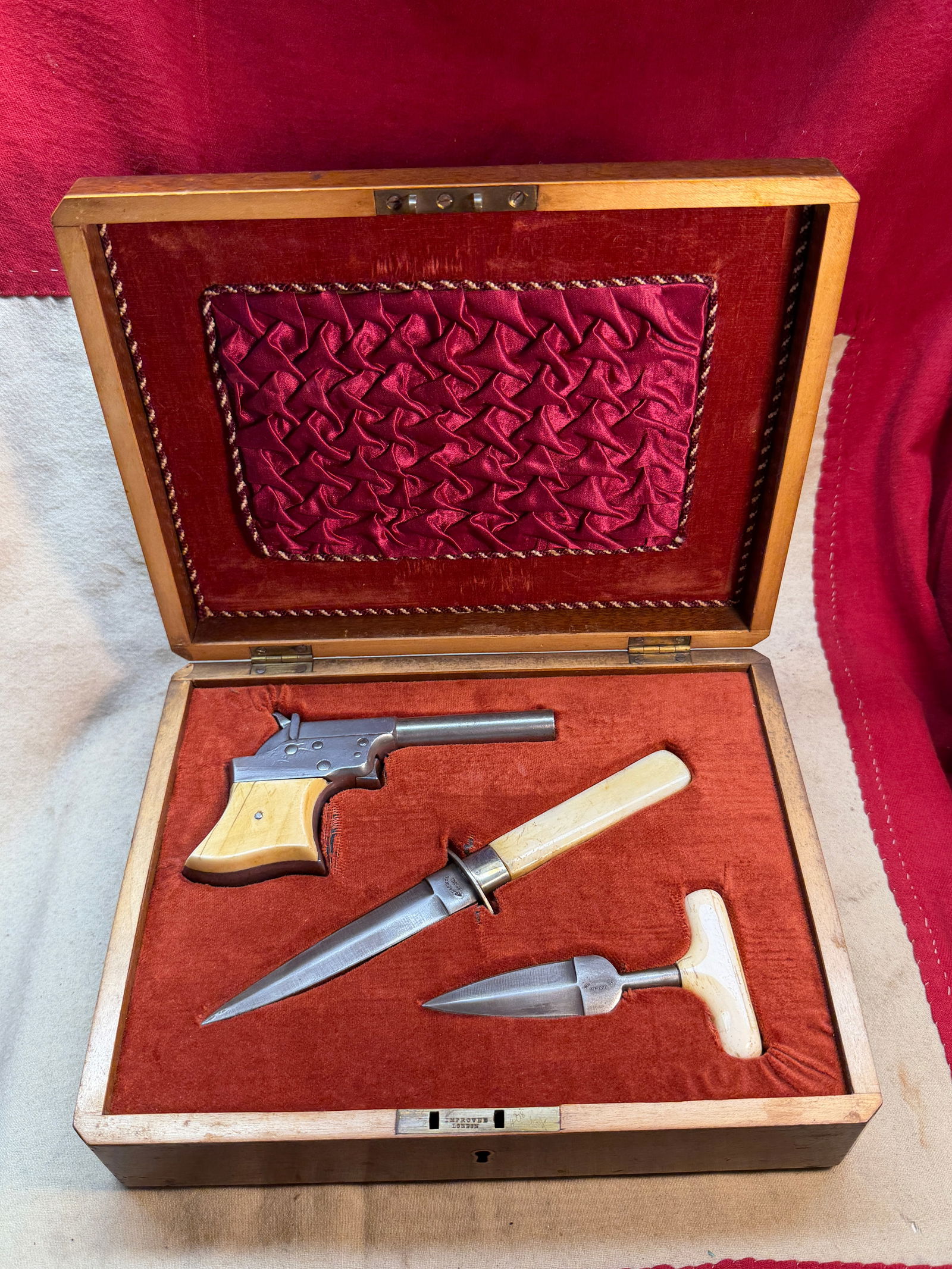 1800'S CIVIL WAR GENTLEMANS SET INCLUDING REMINGTON DERRINGER, WILL & FINCK DOUBLE EDGED DAGGER AND: 1800'S CIVIL WAR GENTLEMANS SET INCLUDING REMINGTON DERRINGER, WILL & FINCK DOUBLE EDGED DAGGER AND SPIKED DAGGER. AN ULTRA RARE SET THAT IS HOUSED IN A BEAUTIFUL LACQUERED WOODEN BOX. THE BEAUTIFUL S