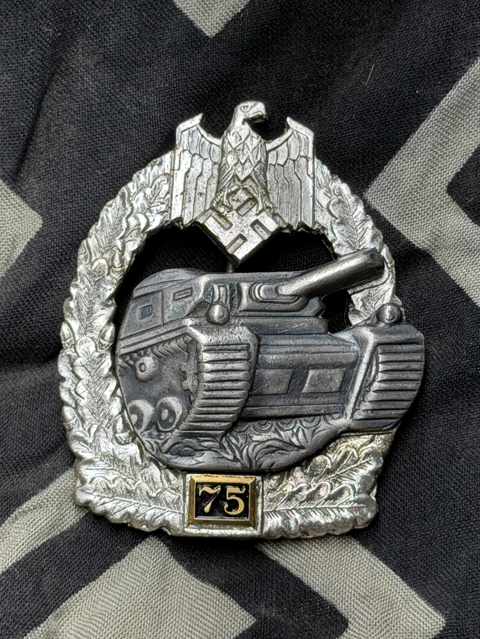 WW2 German Tank Assault Badge in Silver for 25 engagements: WW2 German Tank Assault Badge in Silver for 25 engagements. A very rare find. Shows good wear and use with a beautiful overall patina. Please view all detailed pictures. A scarce example of the time p