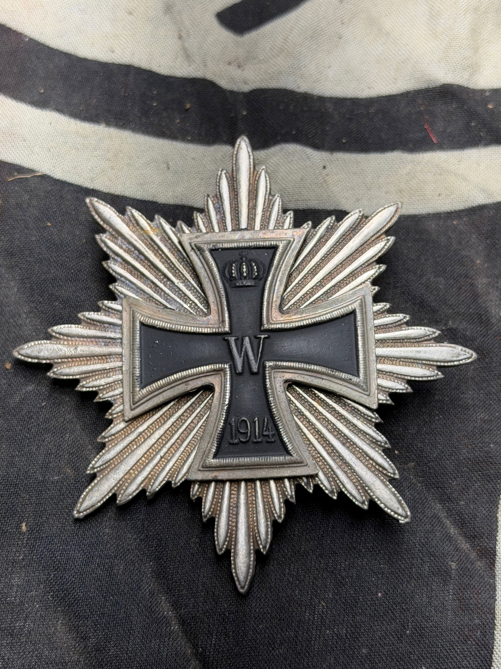 WW1 1914 IMPERIAL GERMANY IRON CROSS STAR BLÜCHESTAR BLÜCHERSTERN MEDAL - MAKER MARKED: WW1 1914 IMPERIAL GERMANY IRON CROSS STAR BLÜCHESTAR BLÜCHERSTERN MEDAL - MAKER MARKED. A VERY RARE EXAMPLE. SHOWS GOOD WEAR AND USE WITH A BEAUTIFUL OVERALL PATINA. PLEASE VIEW ALL DETAILED PICTURE