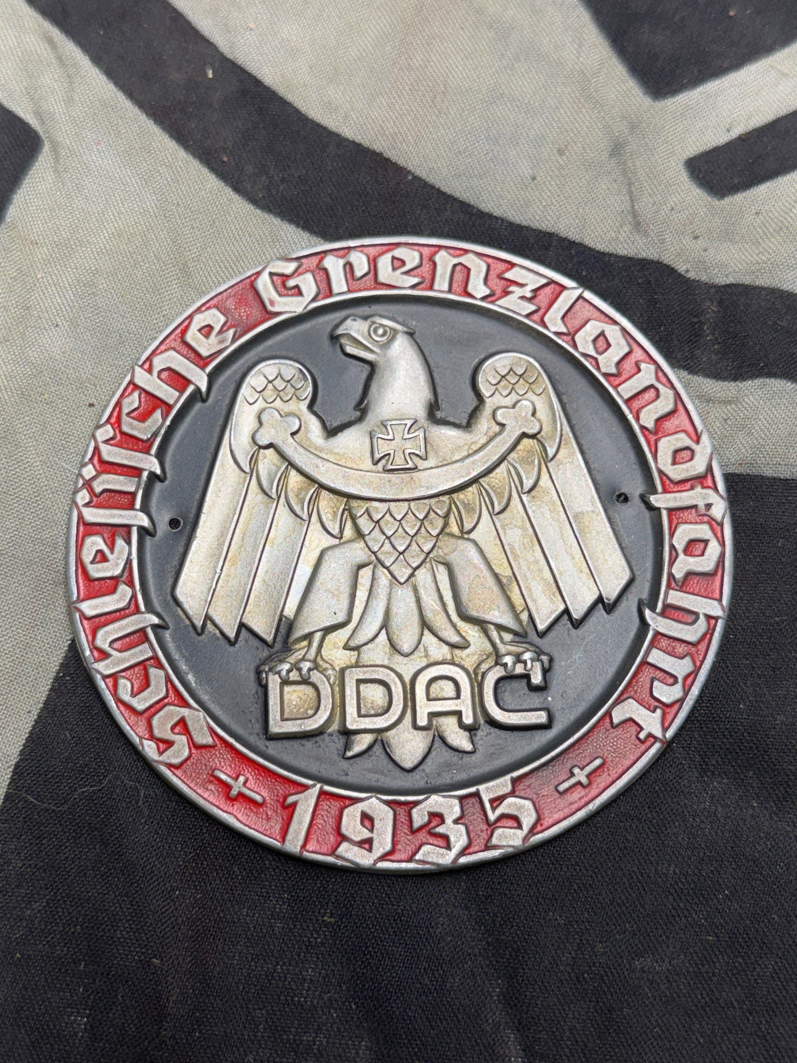 WW2 GERMAN -DER DEUTSCHE AUTOMOBIL CLUB 1935 BADGE PLAQUE: WW2 GERMAN -DER DEUTSCHE AUTOMOBIL CLUB 1935 BADGE PLAQUE. A VERY RARE FIND. SHOWS GOOD WEAR AND USE WITH A BEAUTIFUL OVERALL PATINA. PLEASE VIEW ALL DETAILED PICTURES. A SCARCE EXAMPLE OF THE TIME PE