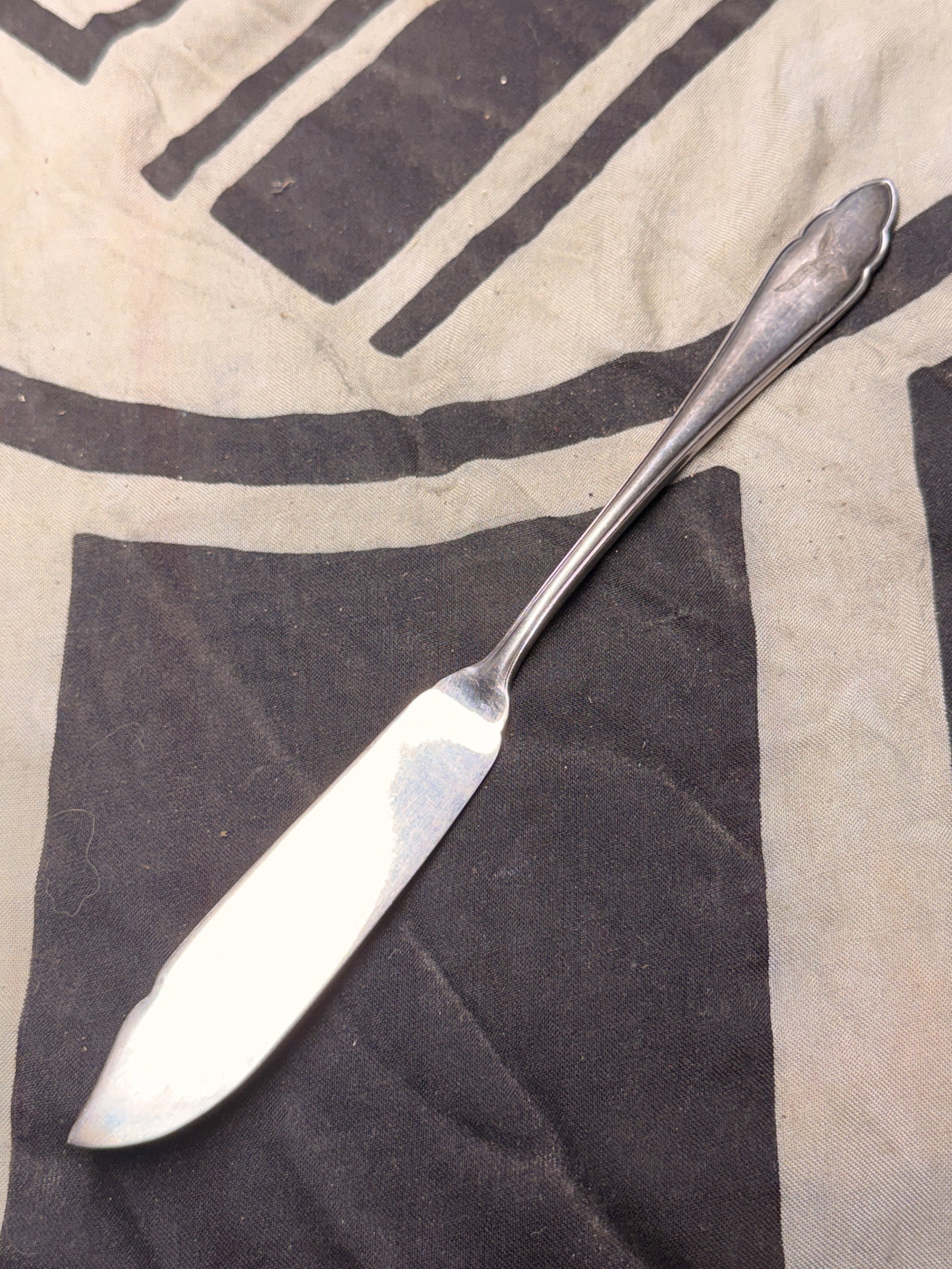 RARE WW2 GERMAN LUFTWAFFE PILOTS SILVER BUTTER KNIFE: RARE WW2 GERMAN LUFTWAFFE PILOTS SILVER BUTTER KNIFE. A RARE FIND. SHOWS GOOD WEAR AND USE WITH A BEAUTIFUL OVERALL PATINA. PLEASE VIEW ALL DETAILED PICTURES. A RARE EXAMPLE OF THE TIME PERIOD.