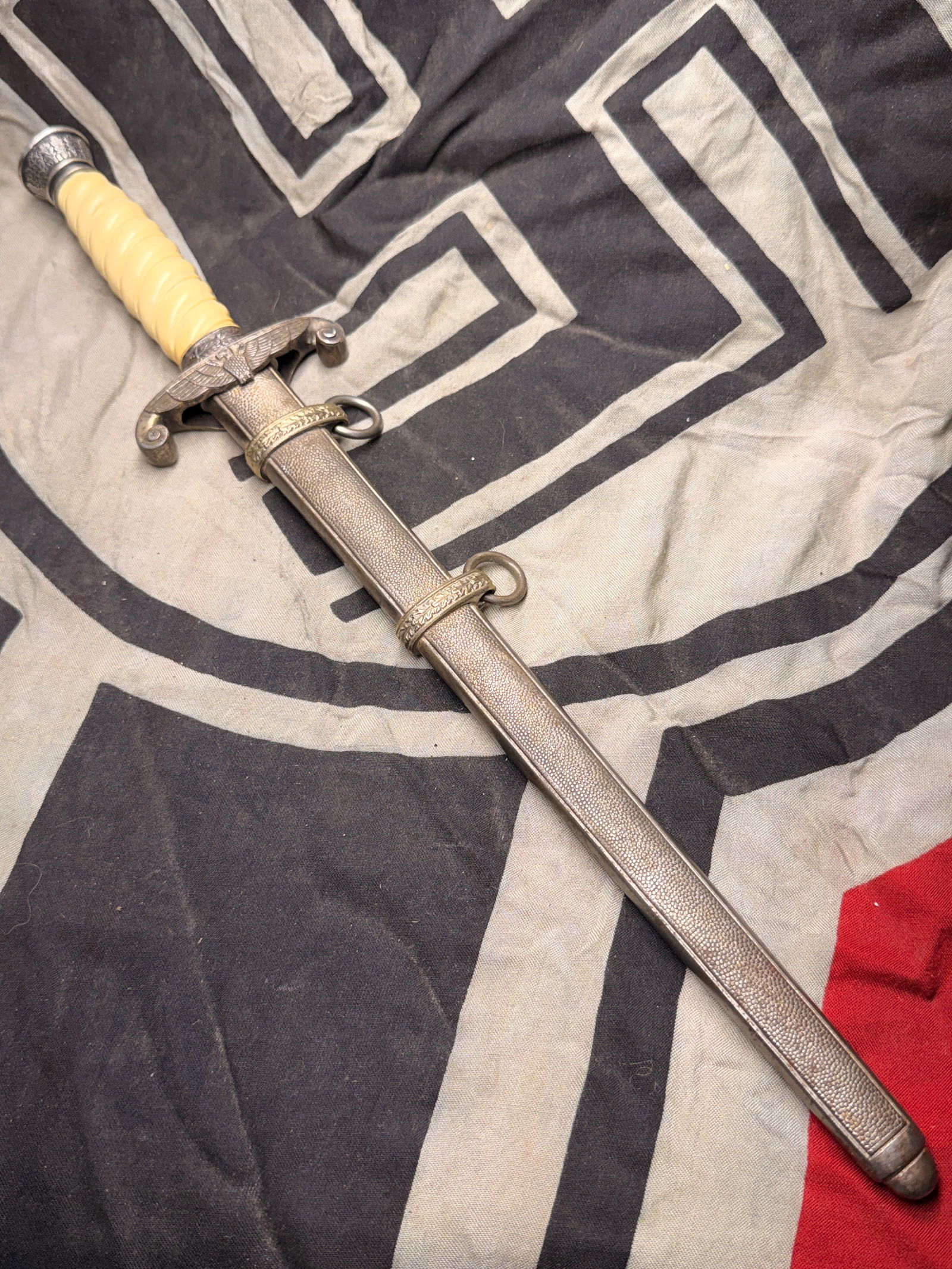 DE-NAZIFIED WW2 GERMAN HEER ARMY OFFICER DAGGER WITH SHEATH: DE-NAZIFIED WW2 GERMAN HEER ARMY OFFICER DAGGER WITH SHEATH. A VERY RARE EXAMPLE. WAS BROUGHT BACK HOME BY A VET. THIS KNIFE IS DE-NAZIFIED AS THE SWASTIKA ON THE EAGLE HAS BEEN CHIPPED OFF - WAS PROB
