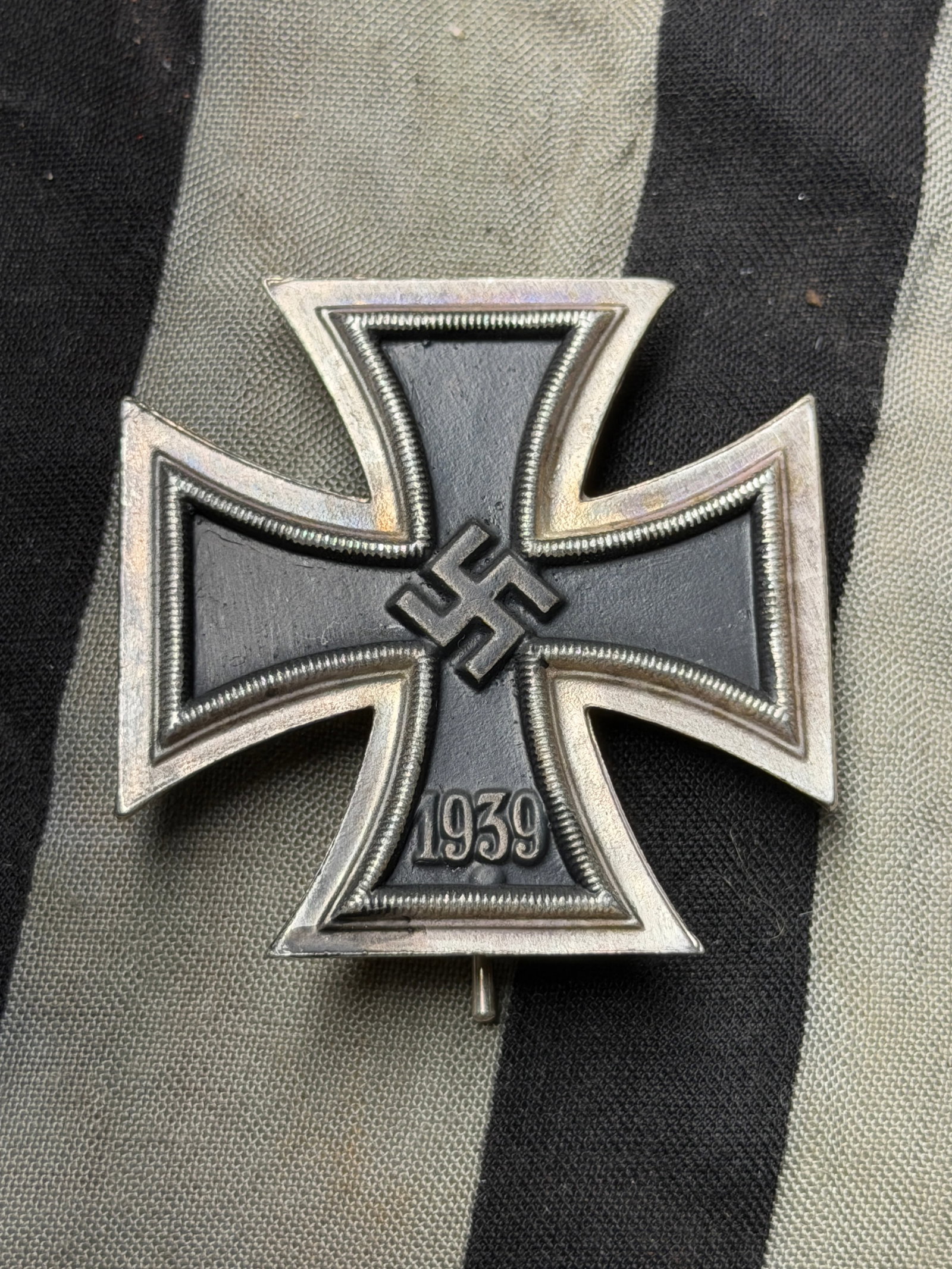 RARE WW2 GERMAN IRON CROSS 1ST CLASS BADGE: RARE WW2 GERMAN IRON CROSS 1ST CLASS BADGE. A VERY RARE EXAMPLE THAT SHOWS GOOD WEAR AND USE WITH A BEAUTIFUL OVERALL PATINA. PLEASE VIEW ALL DETAILED PICTURES. A RARE EXAMPLE.