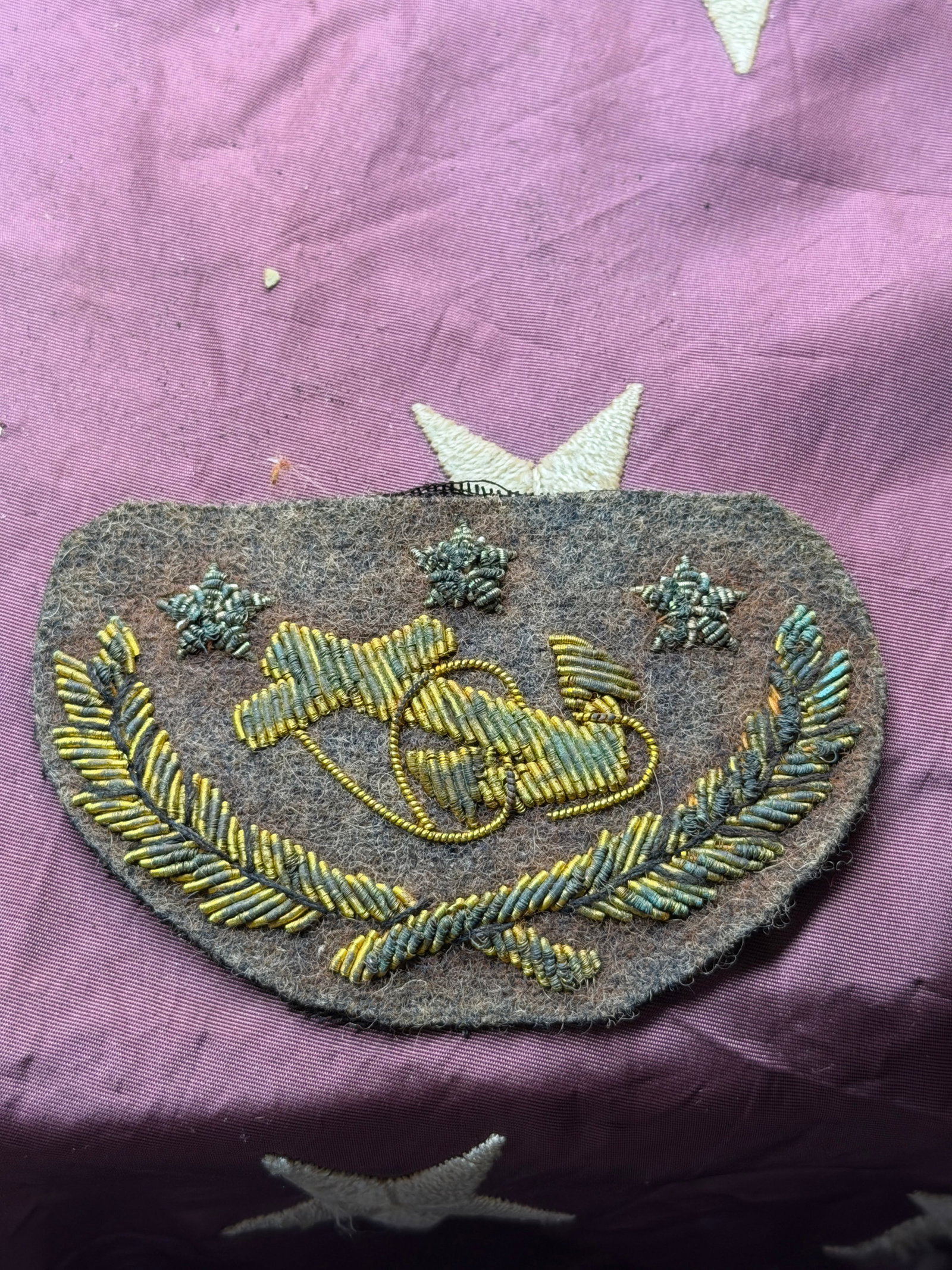 CIVIL WAR 3 STAR CONFEDERATE NAVY ADMIRAL BULLION BADGE BY J.H. SILVERBERG.: CIVIL WAR 3 STAR CONFEDERATE NAVY ADMIRAL BULLION BADGE BY J.H. SILVERBERG. The Confederate Navy's rank insignia regulations used a system of stars on cap badges. A three-star bullion badge with a fou