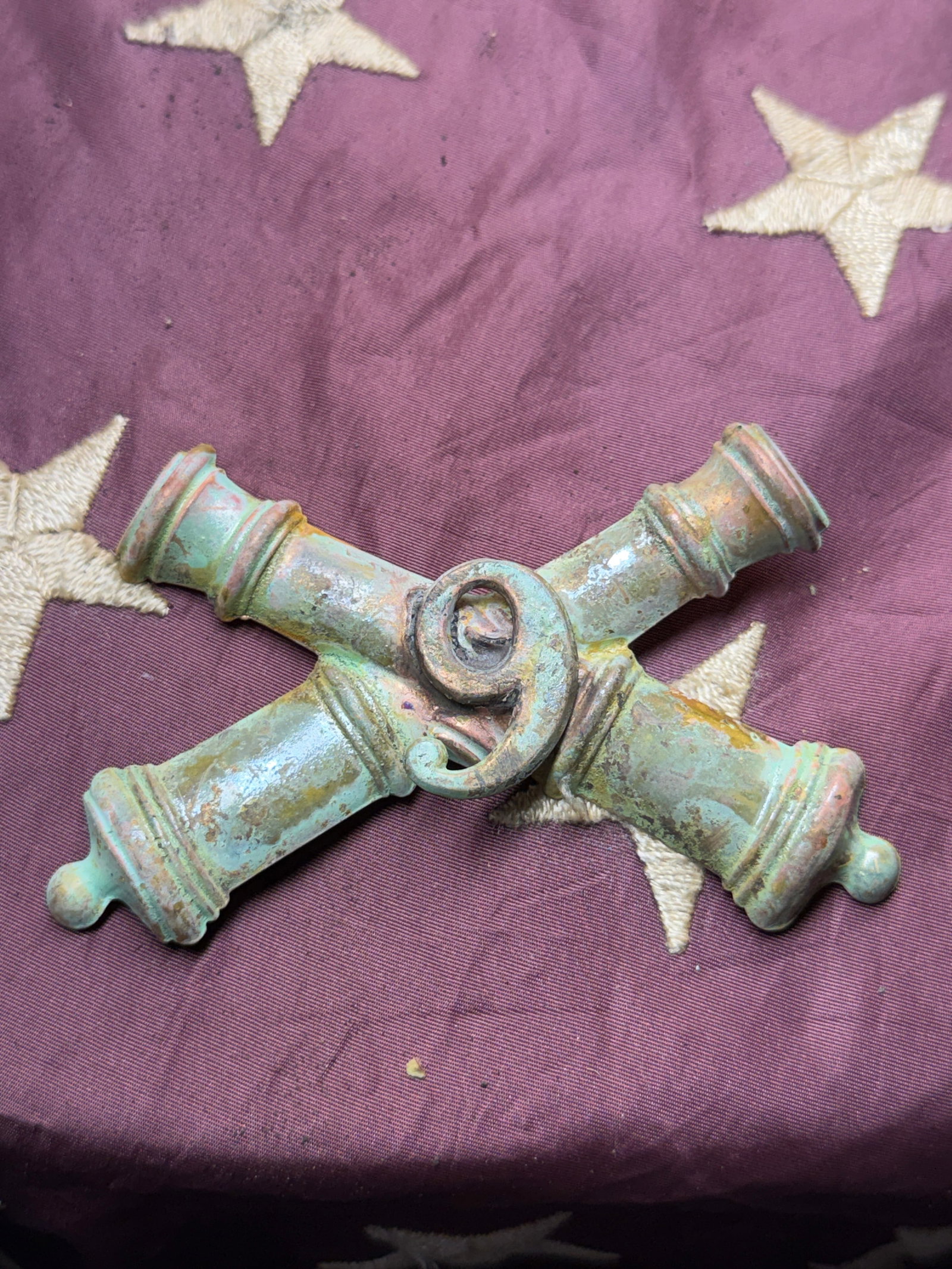 CIVIL WAR 9TH ARTILLERY CROSSED CANNONS HEADGEAR BADGE: CIVIL WAR 9TH ARTILLERY CROSSED CANNONS HEADGEAR BADGE. This badge represents the distinctive insignia worn by members of the 9th U.S. Artillery during the American Civil War (1861–1865). The design