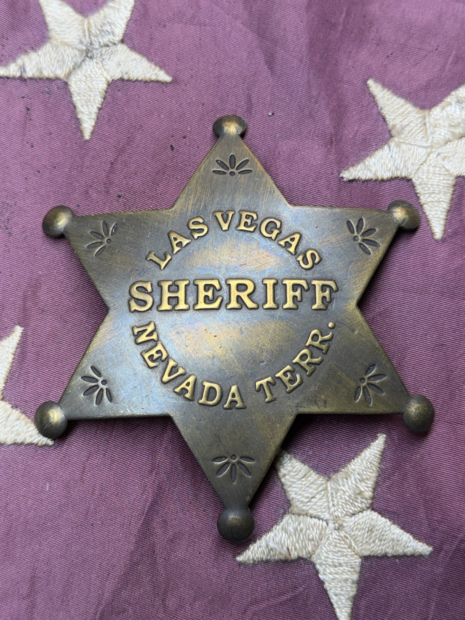 ANTIQUE 1800'S LAS VEGAS SHERIFF NEVADA TERR. BADGE: ANTIQUE 1800'S LAS VEGAS SHERIFF NEVADA TERR. BADGE. AN ULTRA RARE FIND. SHOWS GOOD WEAR AND USE WITH A BEAUTIFUL OVERALL PATINA. HAS A GREAT LOOK TO IT WITH AN EXCELLENT OVERALL EYE APPEAL. PLEASE VI