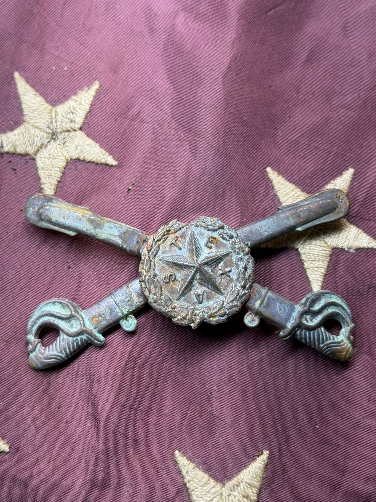 CIVIL WAR CONFEDERATE TEXAS CAVALRY HAT BADGE: CIVIL WAR CONFEDERATE TEXAS CAVALRY HAT BADGE. This rare and historically significant Confederate Texas Cavalry insignia dates to the American Civil War (1861–1865). Cast in brass, the badge feature