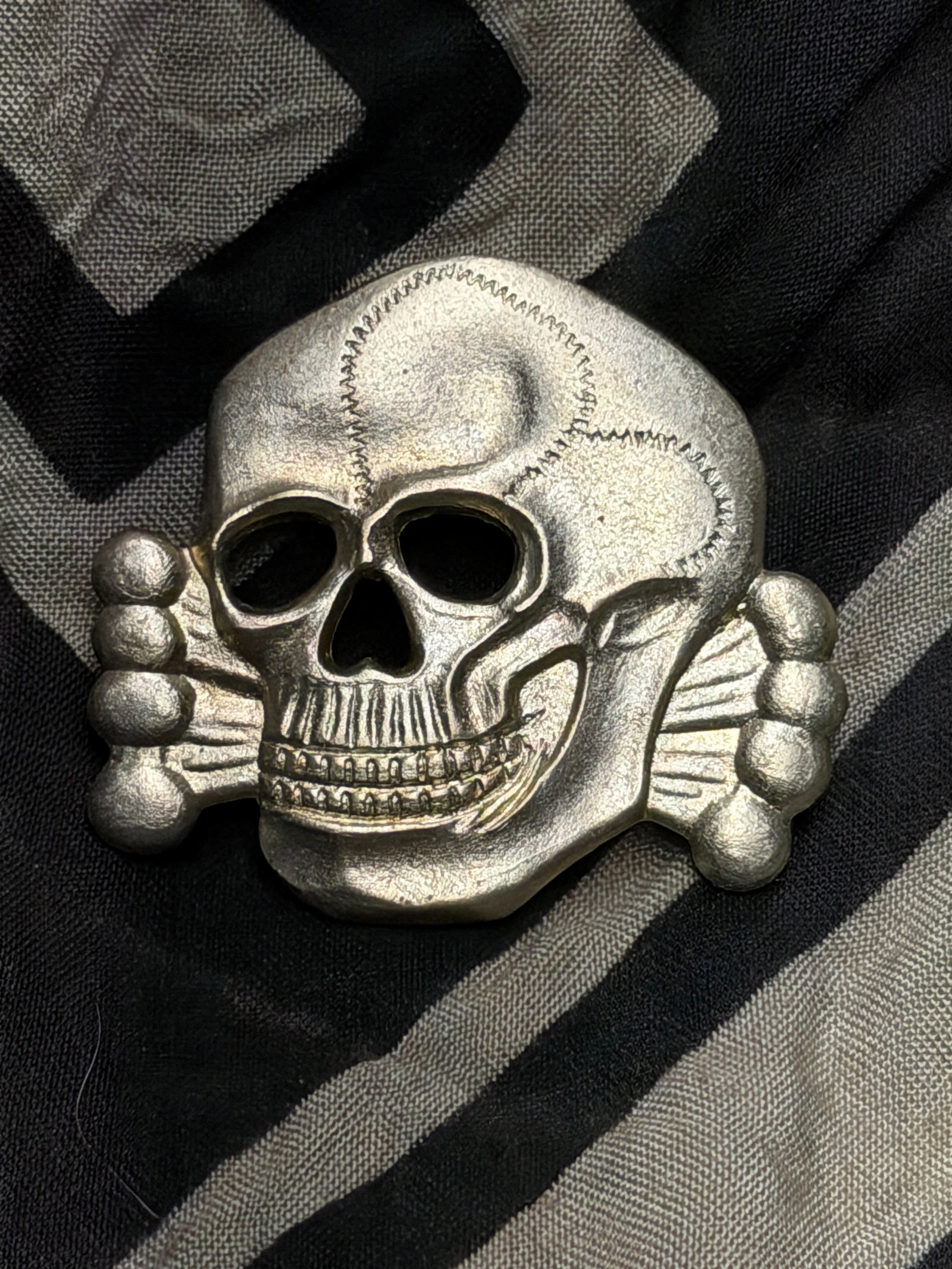 WW2 GERMAN TOTENKOPF SS OFFICER SKULL BADGE: WW2 GERMAN TOTENKOPF SS OFFICER SKULL BADGE. A VERY RARE FIND. SHOWS GOOD WEAR AND USE WITH A BEAUTIFUL OVERALL PATINA. PLEASE VIEW ALL DETAILED PICTURES. A RARE EXAMPLE OF THE TIME PERIOD.