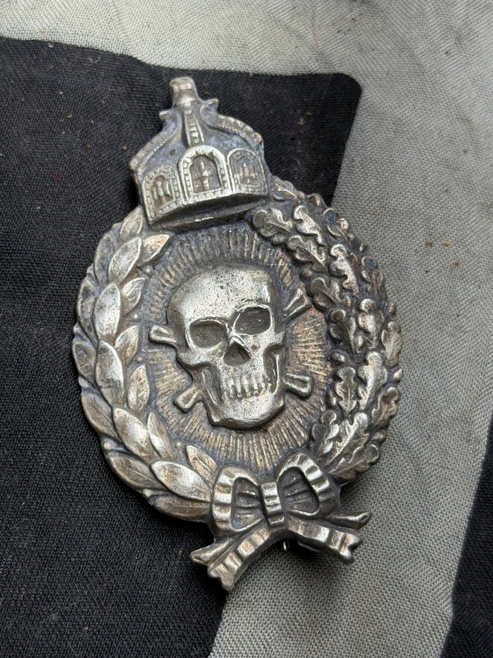 WWI IMPERIAL GERMAN SILVER STORMTROOPER BADGE - MAKER MARKED: WWI IMPERIAL GERMAN SILVER STORMTROOPER BADGE - MAKER MARKED. AN ULTRA RARE FIND. SHOWS GOOD WEAR AND USE WITH A BEAUTIFUL OVERALL PATINA. MAKER MARKED ON THE REVERSE. PLEASE VIEW ALL DETAILED PICTURE