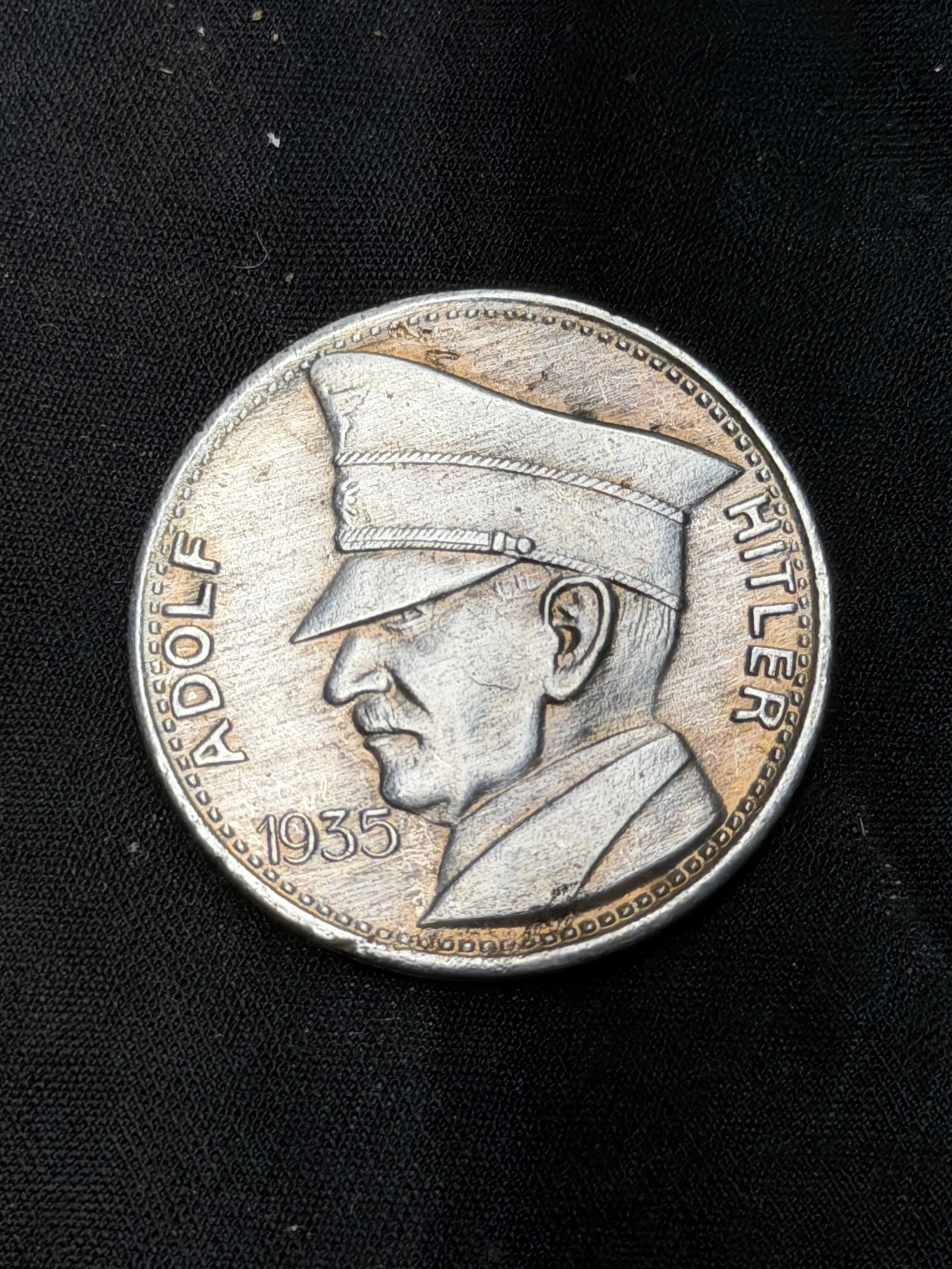 WW2 GERMAN ADOLF HITLER 1935 COMMEMORATIVE SILVER COIN: WW2 GERMAN ADOLF HITLER 1935 COMMEMORATIVE SILVER COIN. A VERY RARE EXAMPLE. SHOWS GOOD WEAR AND USE WITH A BEAUTIFUL OVERALL PATINA. PLEASE VIEW ALL DETAILED PICTURES. A RARE EXAMPLE OF THE TIME PERI