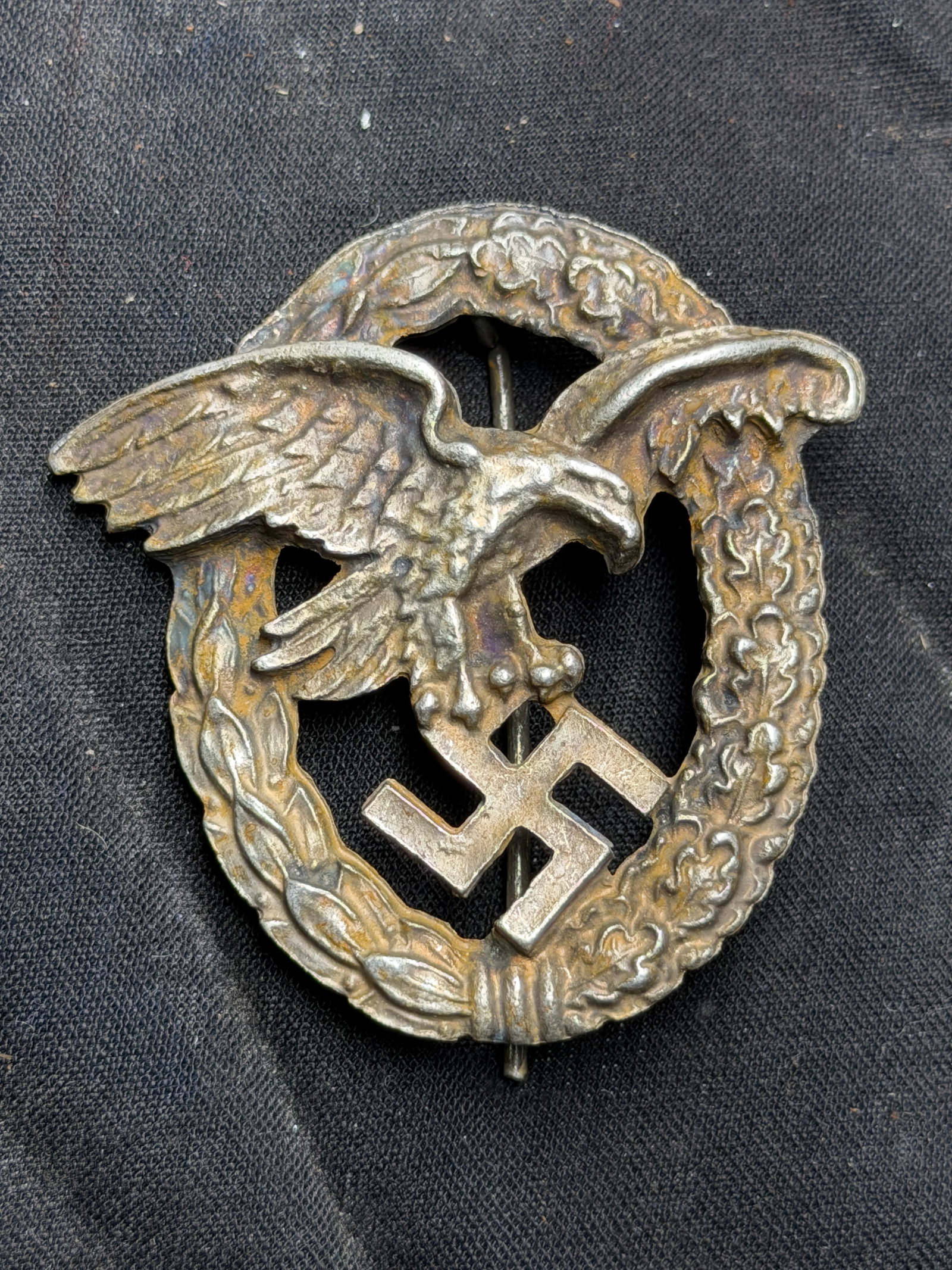 SCRACE WW2 GERMAN LUFTWAFFE OBSERVER BADGE - UNMARKED: SCRACE WW2 GERMAN LUFTWAFFE OBSERVER BADGE - UNMARKED. A VERY RARE EXAMPLE. SHOWS GOOD WEAR AND USE WITH A BEAUTIFUL OVERALL PATINA. PLEASE VIEW ALL DETAILED PICTURES. A RARE EXAMPLE OF THE TIME PERIO