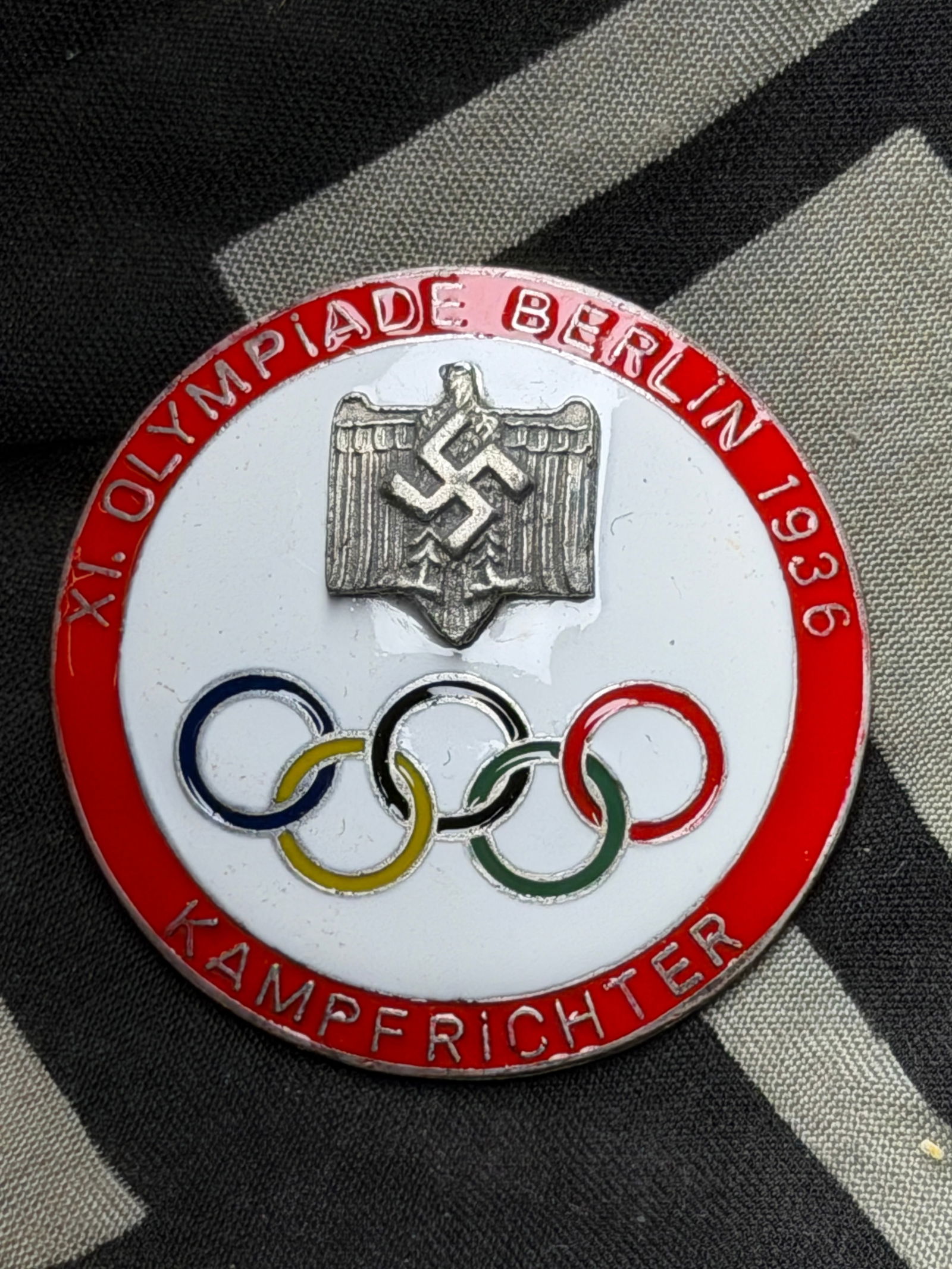 WW2 German 1936 Berlin Olympic Games Enameled Kampfrichter Judges Brooch Pin 2" By Ges. Gesch.: WW2 German 1936 Berlin Olympic Games Enameled Kampfrichter Judges Brooch Pin 2" By Ges. Gesch. Metal and enamel round badge / pin identifying a referee / judge (kampfrichter) of the 1936 Berlin Olympi