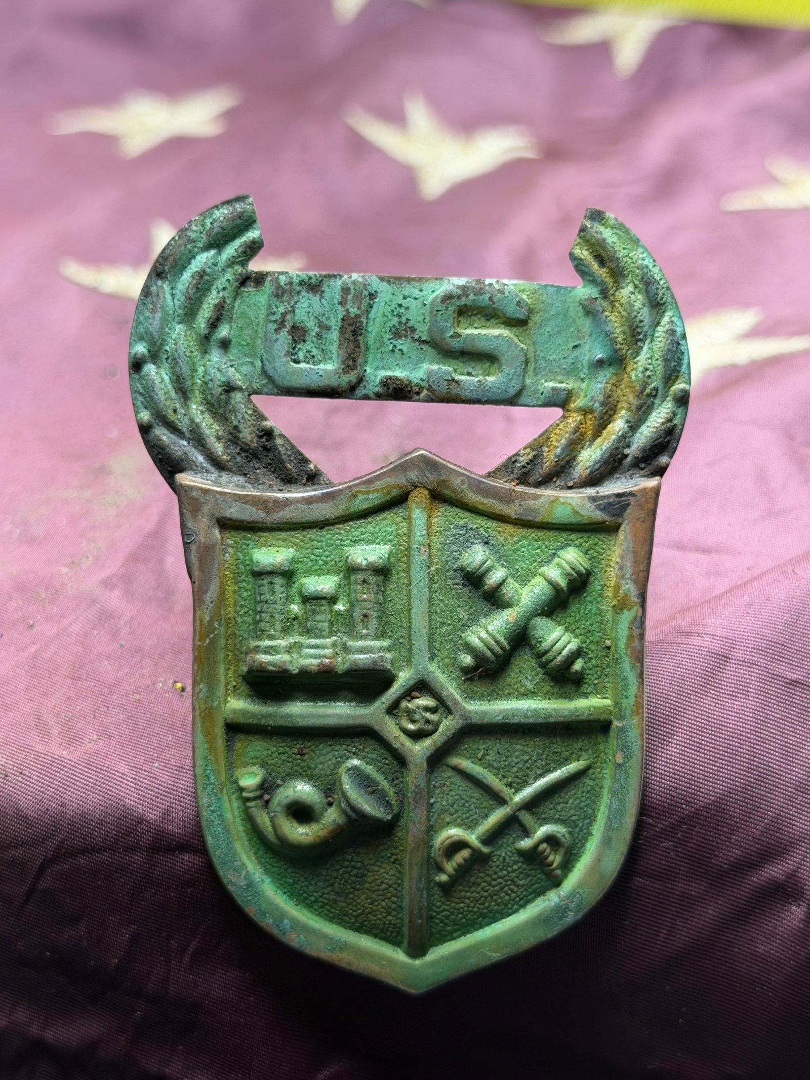 CIVIL WAR U.S. WEST POINT MILITARY ACADEMY HEADGEAR BADGE INSIGNIA: CIVIL WAR U.S. WEST POINT MILITARY ACADEMY HEADGEAR BADGE INSIGNIA. A VERY RARE FIND. SHOWS GOOD WEAR AND USE WITH A BEAUTIFUL OVERALL PATINA. HAS A GREAT LOOK TO IT WITH AN EXCELLENT OVERALL EYE APPE