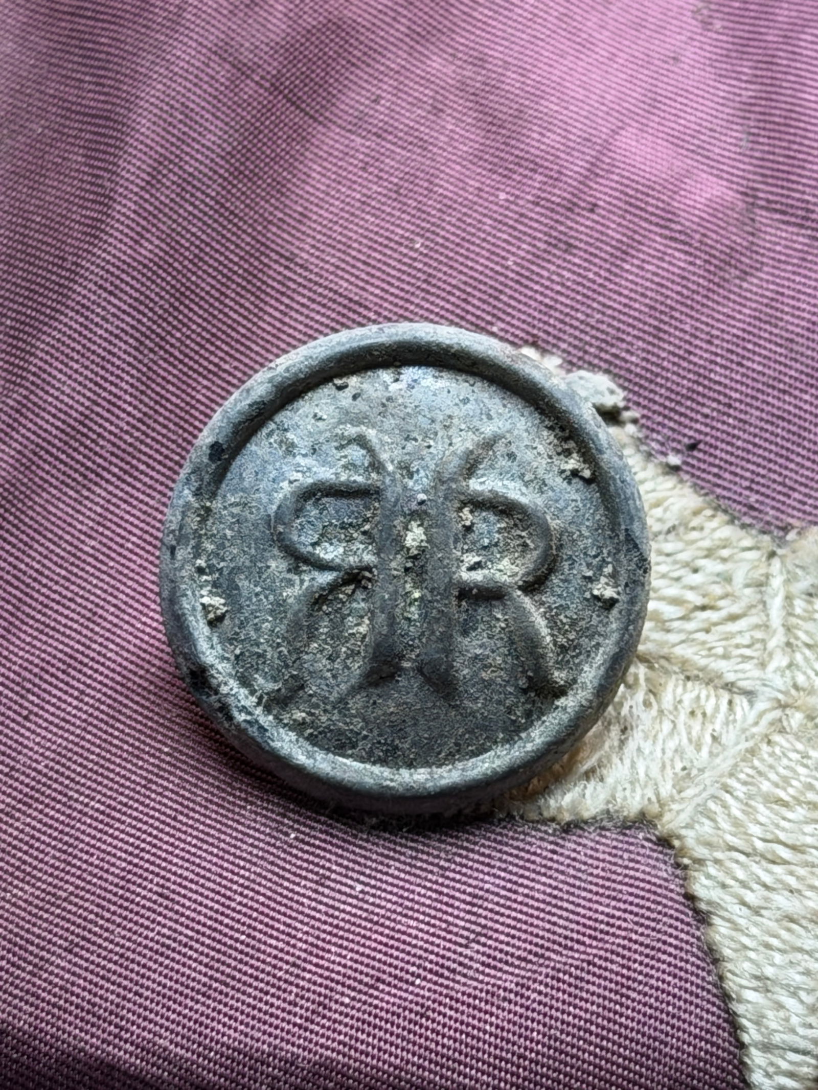 REVOLUTIONARY WAR R.R. ROYAL RANGERS PEWTER RECOVERED BUTTON: REVOLUTIONARY WAR R.R. ROYAL RANGERS PEWTER RECOVERED BUTTON. A VERY RARE EXAMPLE IN CAST. SHOWS GOOD WEAR AND USE WITH A BEAUTIFUL OVERALL PAITNA. HAS A GREAT LOOK TO IT WITH AN EXCELLENT OVERALL EYE