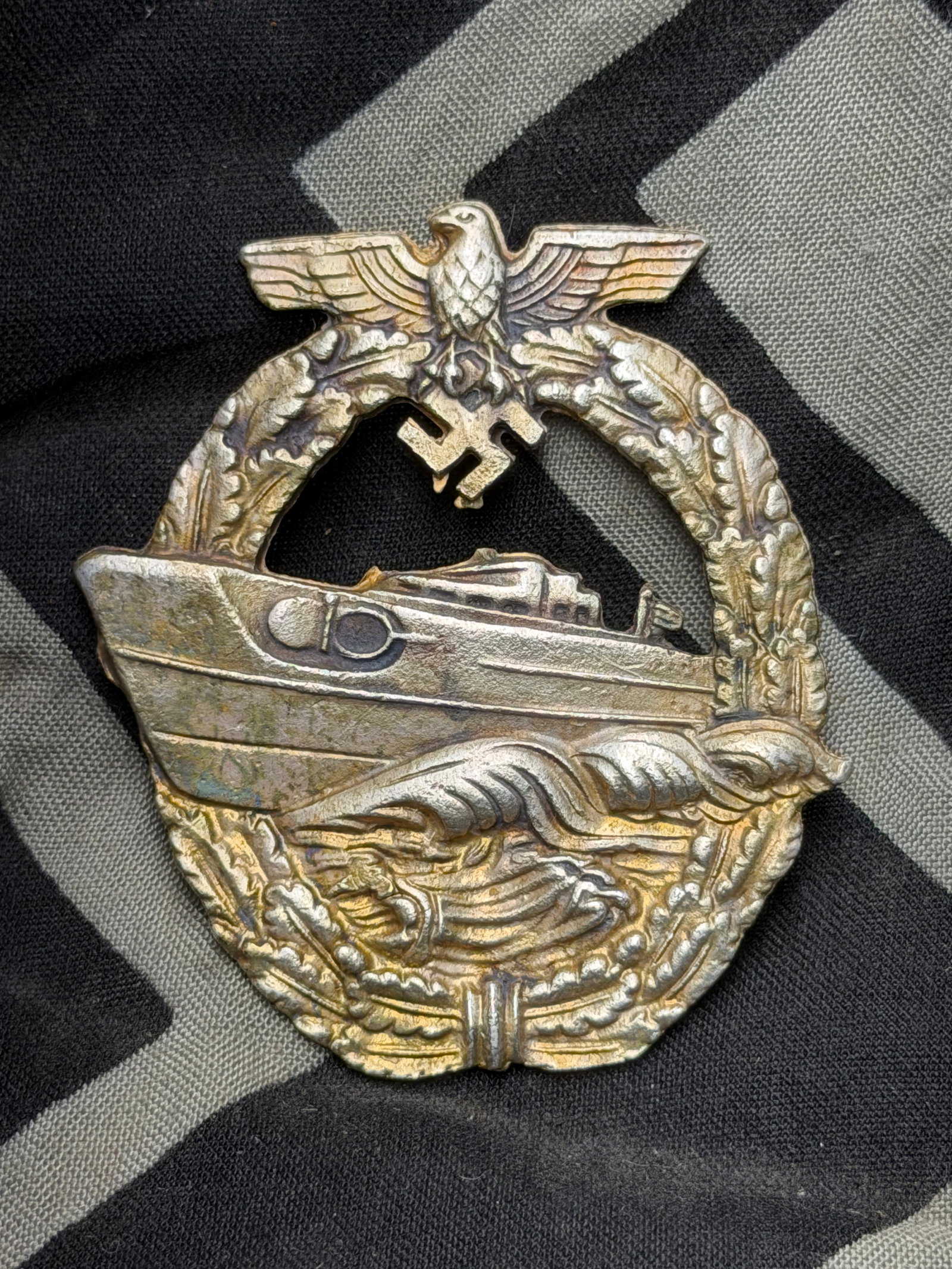 WW2 Germany. A Second Pattern Kriegsmarine German E-Boat Badge: WW2 Germany. A Second Pattern Kriegsmarine German E-Boat Badge. Shows good wear and use with a beautiful overall patina. Please view all detailed pictures. A rare example of the time period.