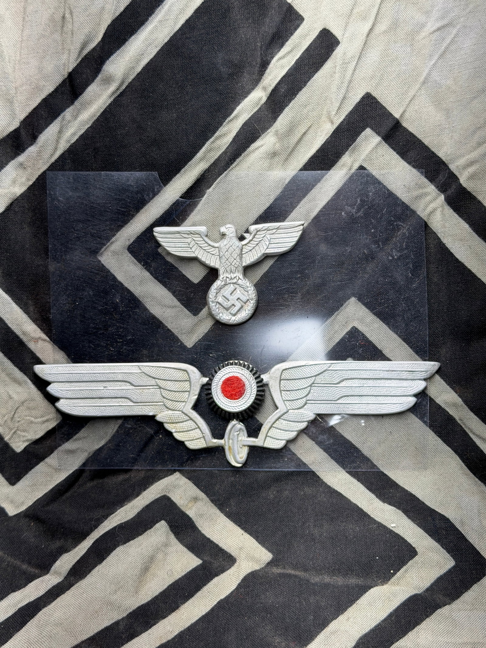 RARE WW2 GERMAN REICHSBAHN SET OF VISOR CAP INSIGNIA BY ASSMANN: RARE WW2 GERMAN REICHSBAHN SET OF VISOR CAP INSIGNIA BY ASSMANN. A VERY RARE FIND. SHOWS GOOD WEAR AND USE WITH A BEAUTIFUL OVERALL PATINA. PLEASE VIEW ALL DETAILED PICTURES. A RARE EXAMPLE OF THE TIM