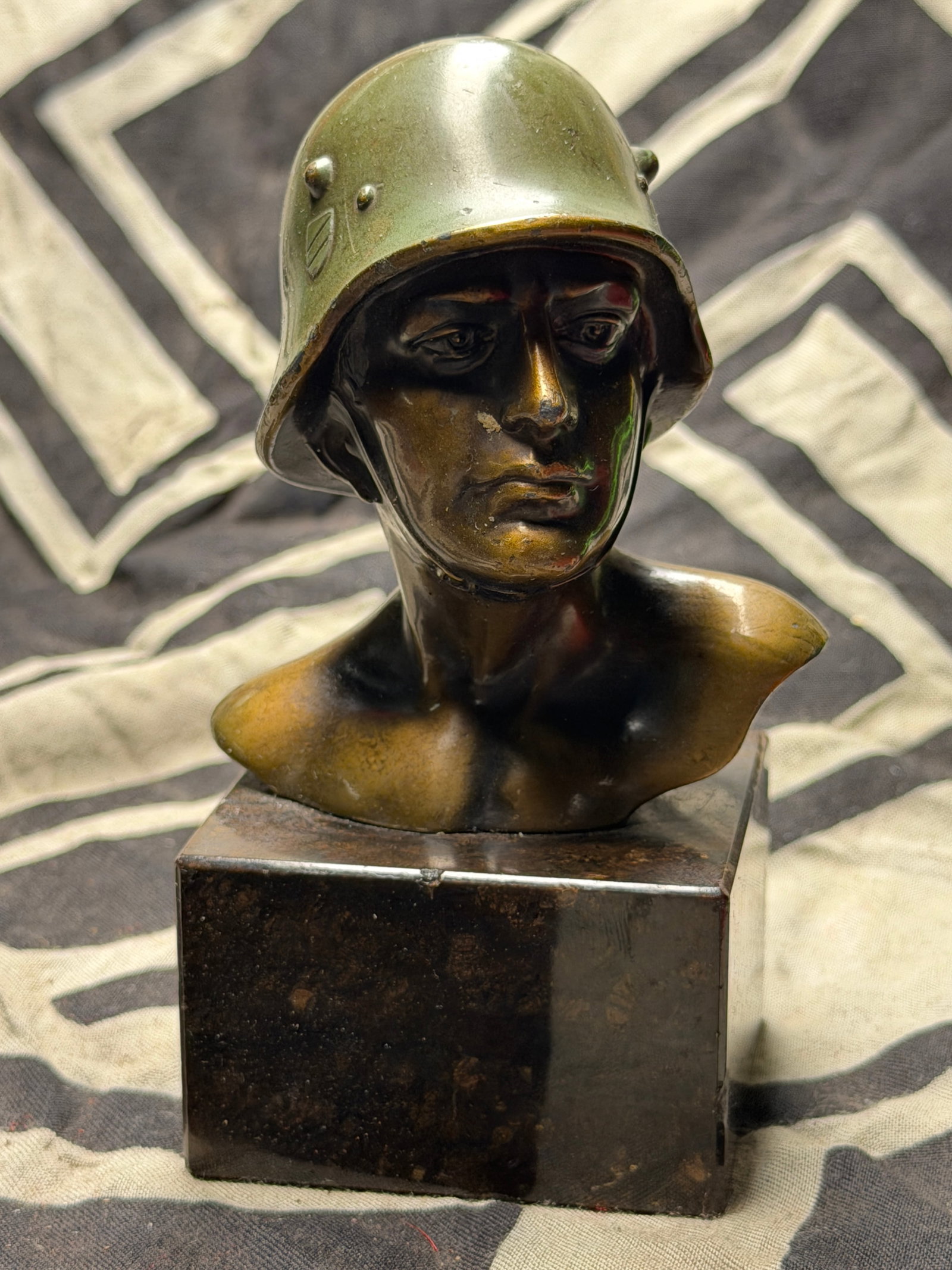 WW2 GERMAN WEHRMACHT HEER PRESENTATION AWARD BUST PAPERWEIGHT: WW2 GERMAN WEHRMACHT HEER PRESENTATION AWARD BUST PAPERWEIGHT. AN ULTRA RARE FIND THAT IS IN MINT OVERALL SHAPE AND CONDITION WITH A BEAUTIFUL OVERALL PATINA. SHOWS GOOD WEAR AND USE. PLEASE VIEW ALL 