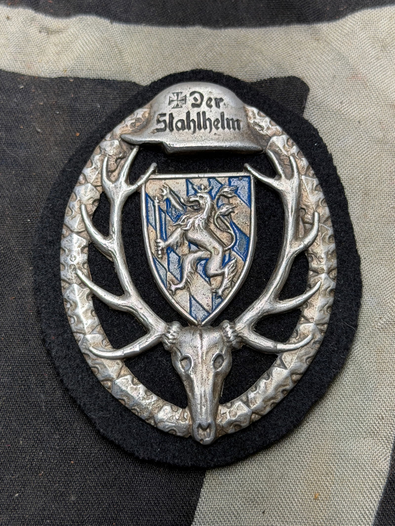 WW1 GERMAN PRUSSIA JAGD JAGER 1920 STAHLHELM FREIKORPS ORDEN ABZEICHEN WITH MAKER MARKS: WW1 GERMAN PRUSSIA JAGD JÄGER 1920 STAHLHELM FREIKORPS ORDEN ABZEICHEN WITH MAKER MARKS. A VERY RARE FIND. SHOWS GOOD WEAR AND USE WITH A BEAUTIFUL OVERALL PATINA. PLEASE VIEW ALL DETAILED PICTURES.