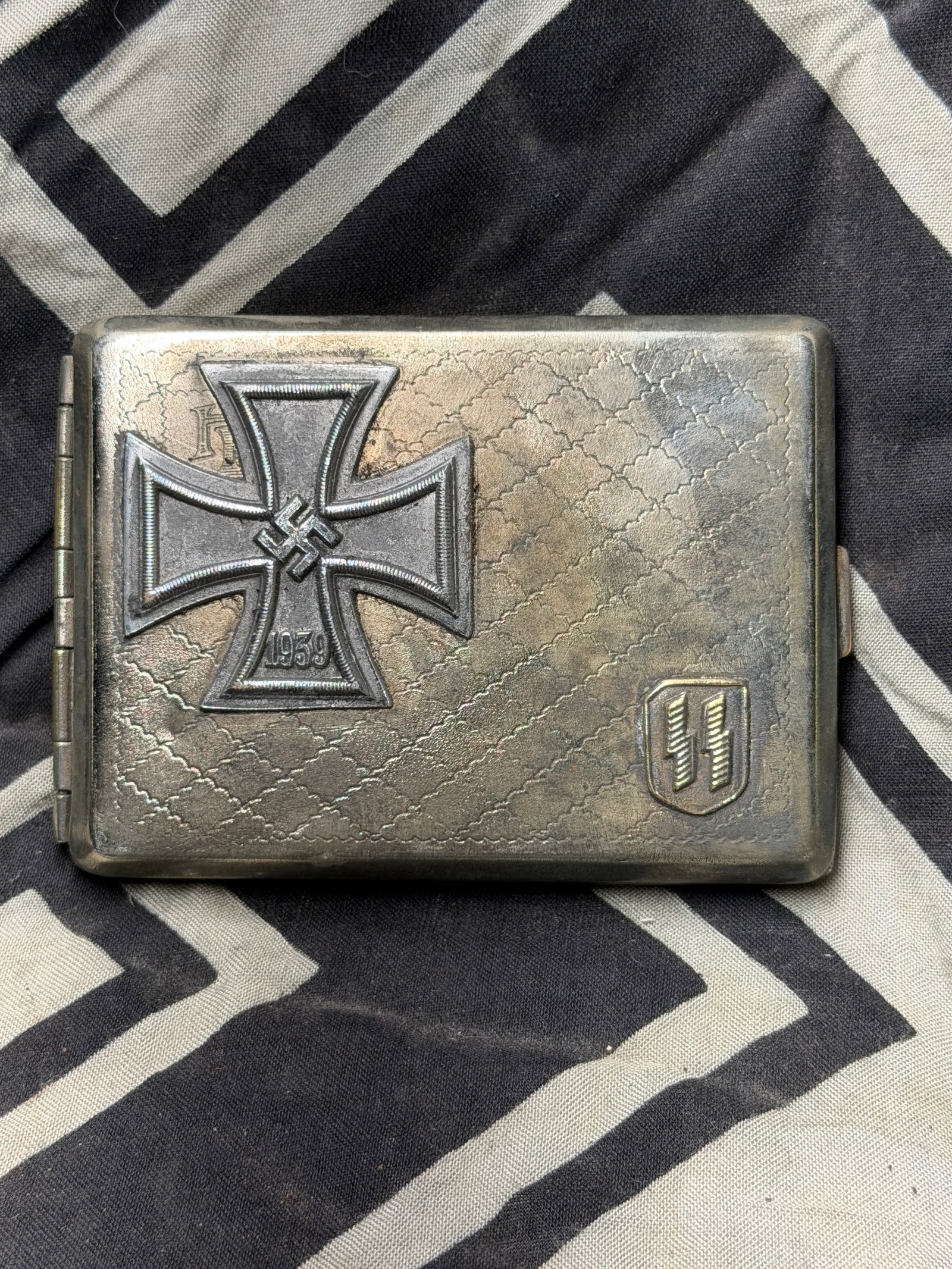 WW2 GERMAN 800 SILVER WAFFEN SS OFFICER IRON CROSS RECEIPIENT CIGARETTE CASE BY RZM: WW2 GERMAN 800 SILVER WAFFEN SS OFFICER IRON CROSS RECEIPIENT CIGARETTE CASE. A VERY RARE EXAMPLE THAT IS IN MINT OVERALL SHAPE AND CONDITION WITH A BEAUTIFUL OVERALL PAITNA. SHOWS GOODW EAR AND USE. 