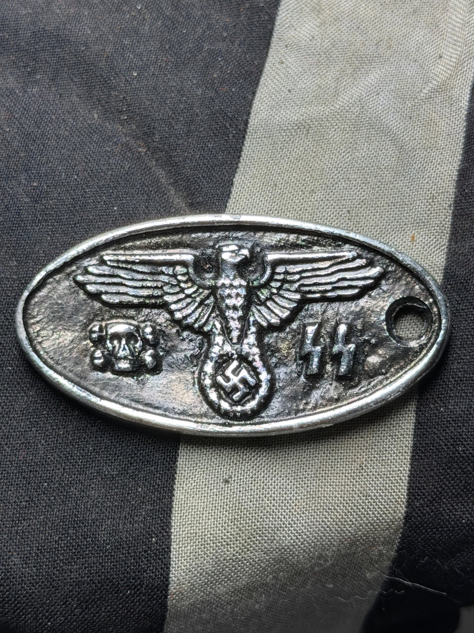 WW2 GERMAN TOTENKOPF SS DEATH SKULL POLICE OFFICER TAG NO 9291: WW2 GERMAN TOTENKOPF SS DEATH SKULL POLICE OFFICER TAG NO 9291. A VERY RARE FIND. SHOWS GOOD WEAR AND USE WITH A BEAUTIFUL OVERALL PATINA. VERY WELL MADE. PLESAE VIEW ALL DETAILED PICTURES. A RARE EXA