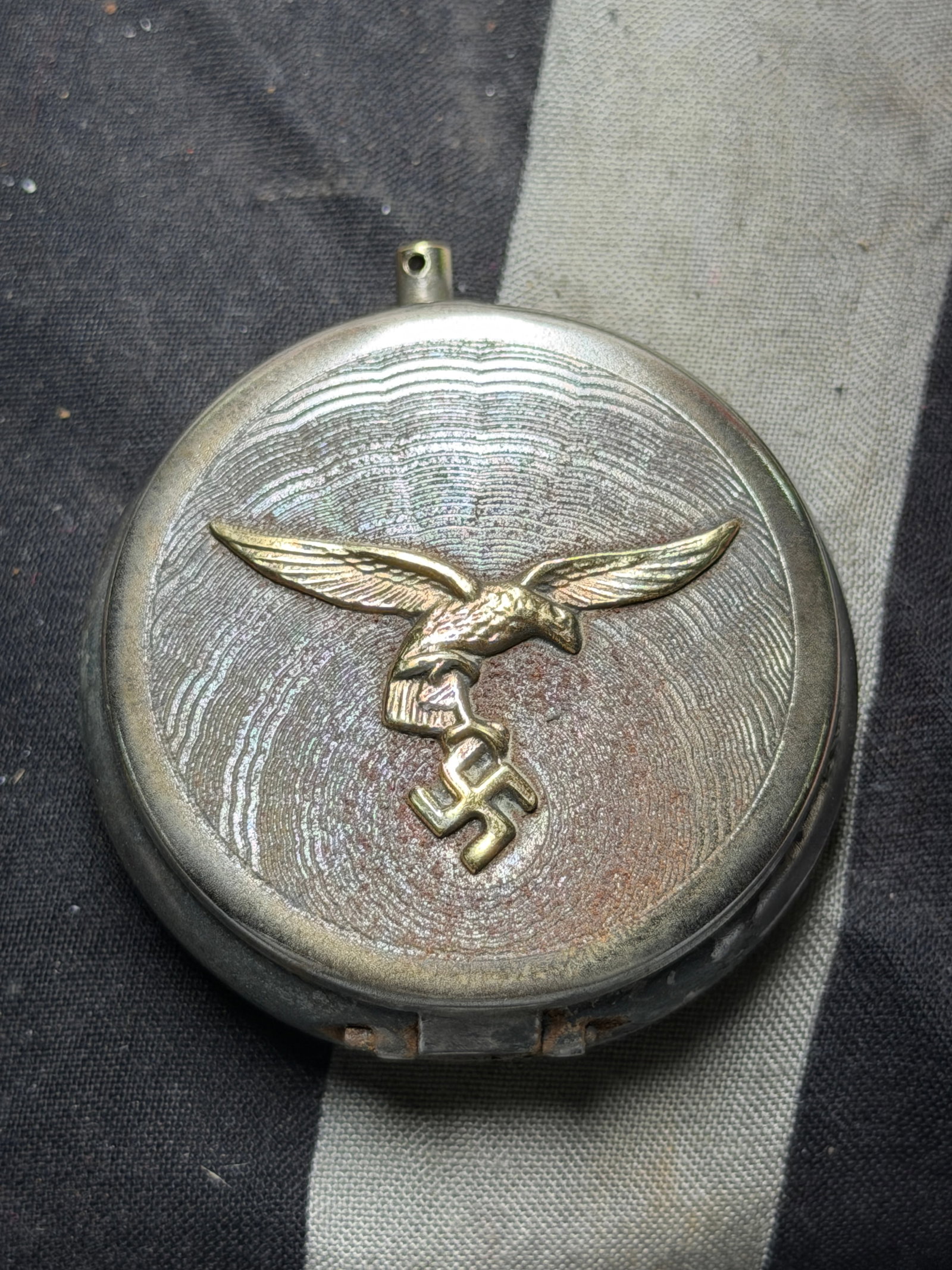 ULTRA RARE WW2 GERMAN LUFTWAFFE PILOT'S 800 SILVER PERSONAL ASHTRAY: ULTRA RARE WW2 GERMAN LUFTWAFFE PILOT'S 800 SILVER PERSONAL ASHTRAY. A VERY RARE FIND. SHOWS GOOD WEAR AND USE WITH A BEAUTIFUL OVERALL PATINA. PLEASE VIEW ALL DETAILED PICTURES. A RARE EXAMPLE.