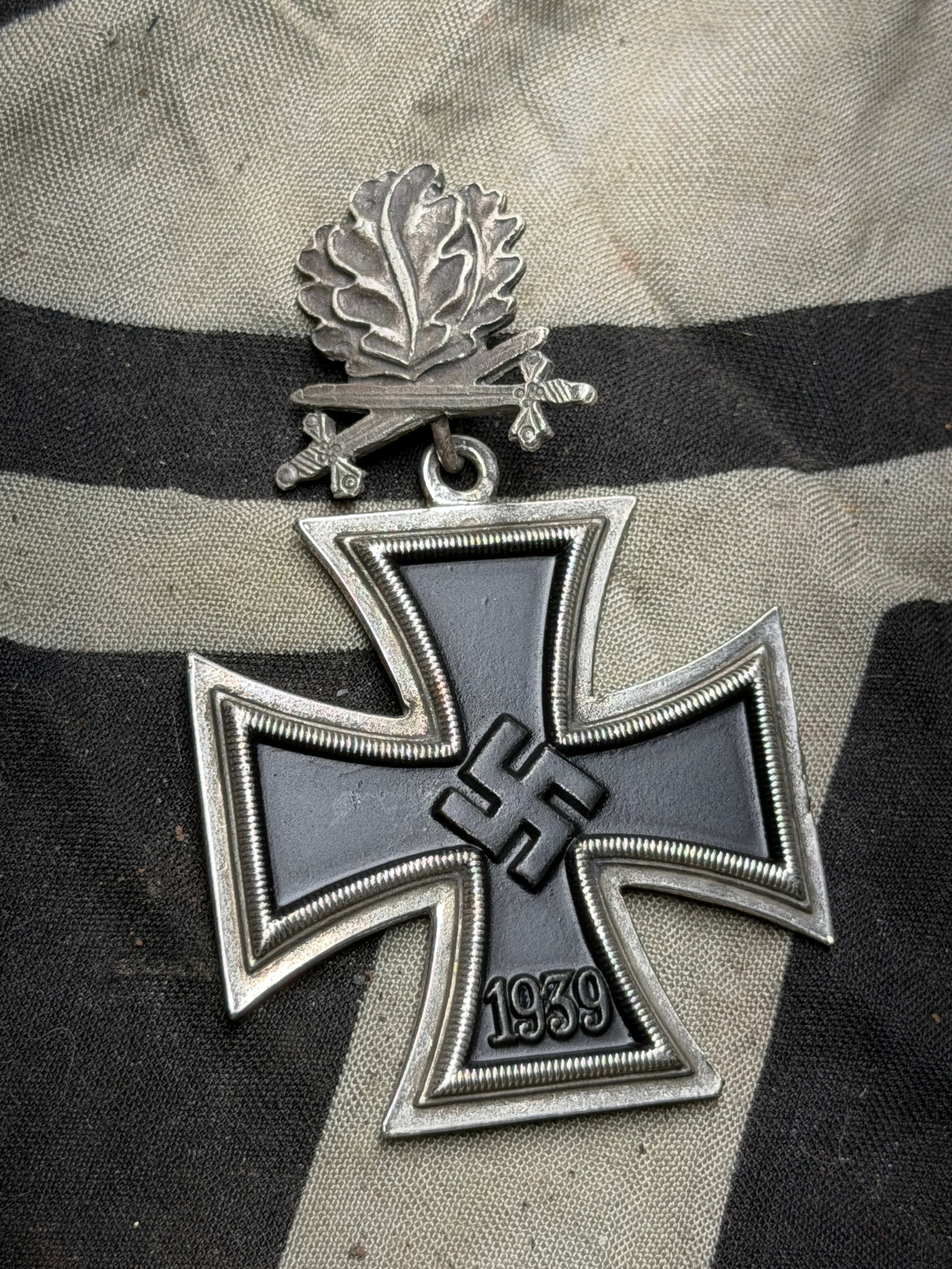WWII GERMAN KNIGHTS CROSS OAK LEAVES MEDAL - MISSING RIBBON: WWII GERMAN KNIGHTS CROSS OAK LEAVES MEDAL - MISSING RIBBON. A VERY RARE EXAMPLE THAT IS IN MINT OVERALL SHAPE AND CONDITION WITH A BEAUTIFUL OVERALL PATINA. SHOWS GOOD WEAR AND USE. PLEASE VIEW ALL D