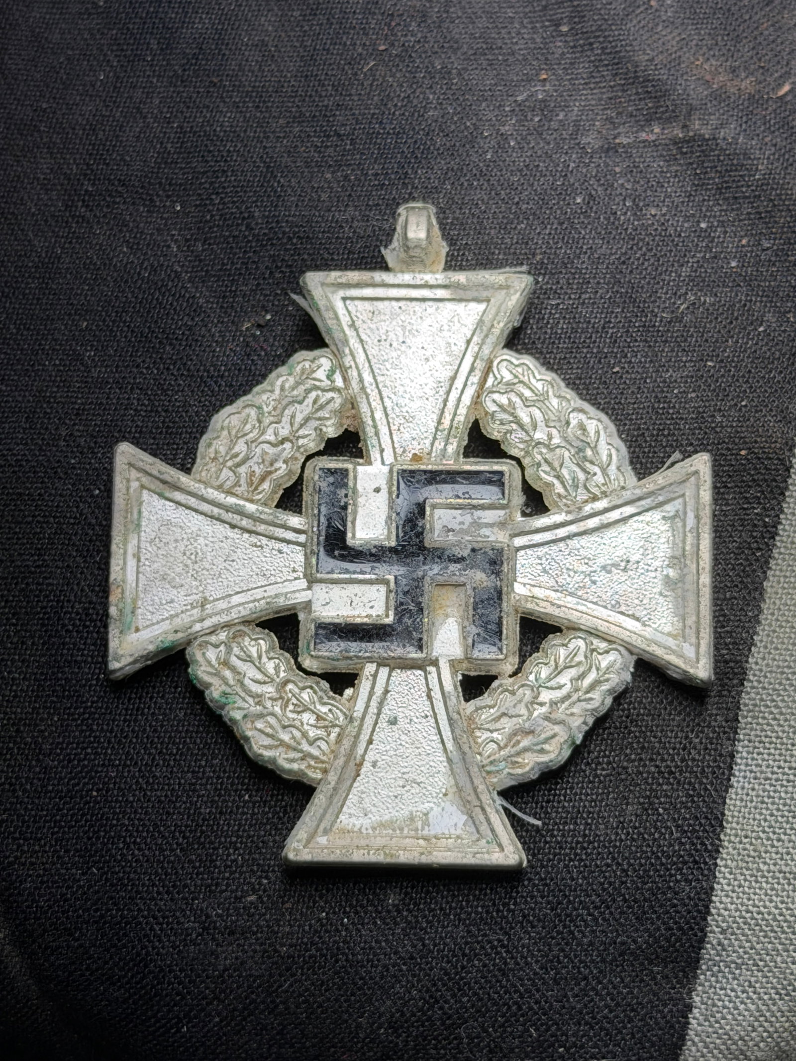 WW2 German Third Reich Faithful Service Cross 25 Years Missing RIbbons: WW2 German Third Reich Faithful Service Cross 25 Years Missing Ribbons. A rare find. Shows good wear and use with a beautiful overall patina. Please view all detailed pictures.