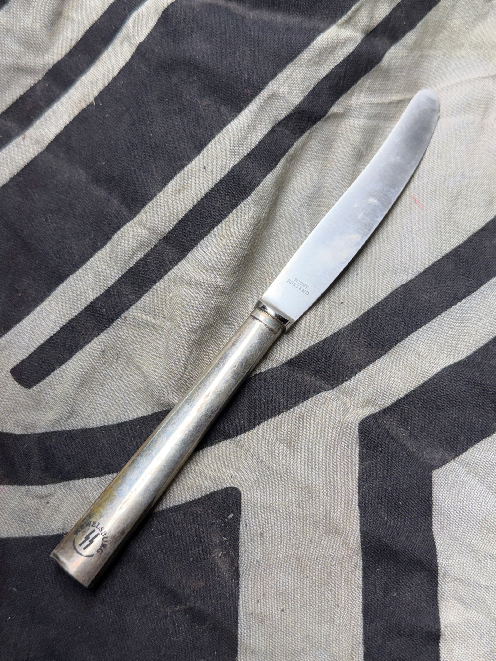 WW2 GERMAN WAFFEN SS WEWELSBURG SILVER BUTTER KNIFE: WW2 GERMAN WAFFEN SS WEWELSBURG SILVER BUTTER KNIFE. A VERY RARE FIND. SHOWS GOOD WEAR AND USE WITH A BEAUTIFUL OVERALL PATINA. PLEASE VIEW ALL DETAILED PICTURES. A RARE EXAMPLE OF THE TIME PERIOD.