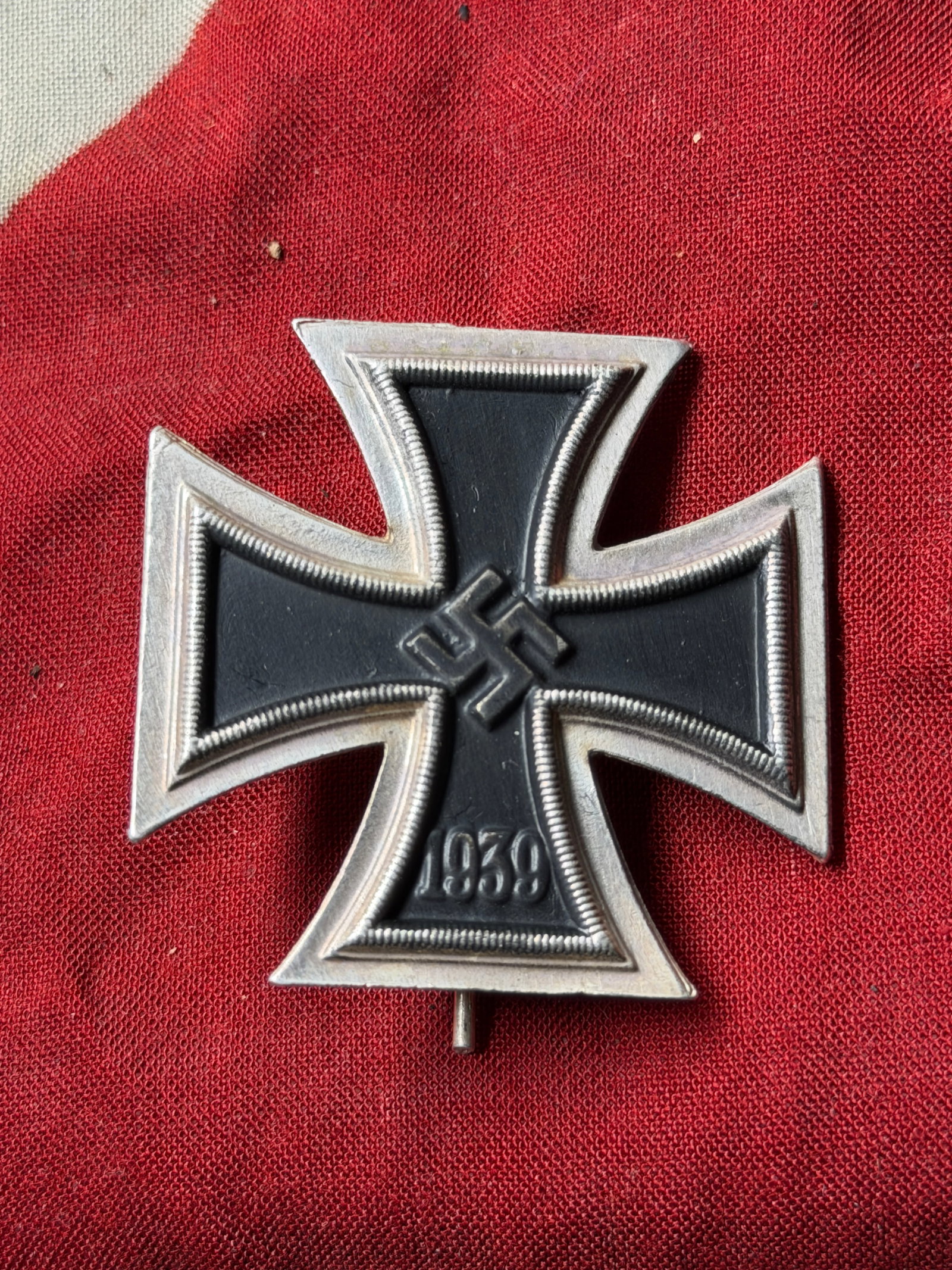 RARE WW2 GERMAN IRON CROSS 1ST CLASS BADGE: RARE WW2 GERMAN IRON CROSS 1ST CLASS BADGE. SHOWS GOOD WEAR AND USE WITH A BEAUTIFUL OVERALL PATINA. PLEASE VIEW ALL DETAILED PICTURES. A RARE EXAMPLE OF THE TIME PERIOD.