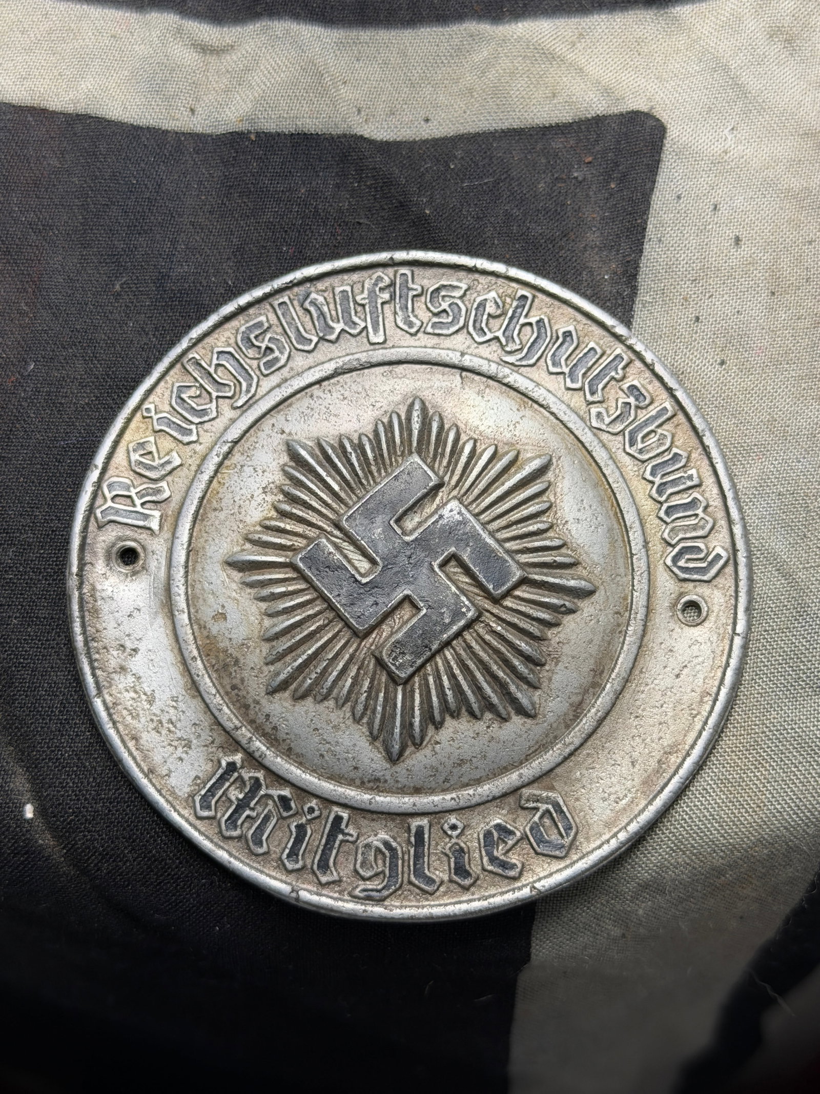 WW2 GERMAN RLB AIR RAID PROTECTION LEAGUE PLAQUE BADGE: WW2 GERMAN RLB AIR RAID PROTECTION LEAGUE PLAQUE BADGE. Reichsluftschutzbund (RLB) badge or plaque — an artifact associated with the Nazi-era German Air Raid Protection League. This organization was
