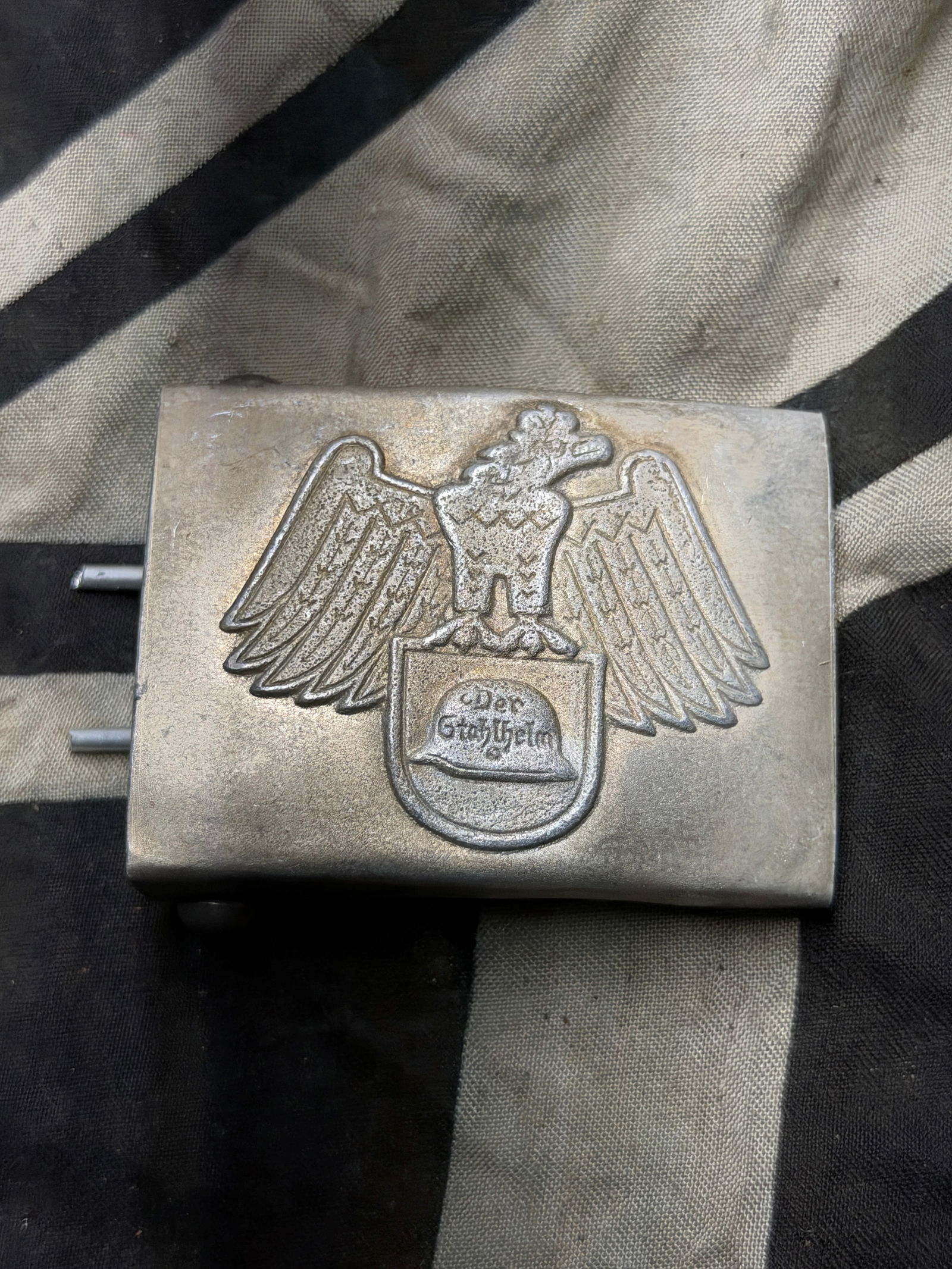 EARLY WW2 GERMAN DER STAHLHELM BELT BUCKLE BY RZM M34/2: EARLY WW2 GERMAN DER STAHLHELM BELT BUCKLE BY RZM M34/2. This is a metallic belt buckle associated with the German veterans’ organization Der Stahlhelm, Bund der Frontsoldaten (translated: The Steel