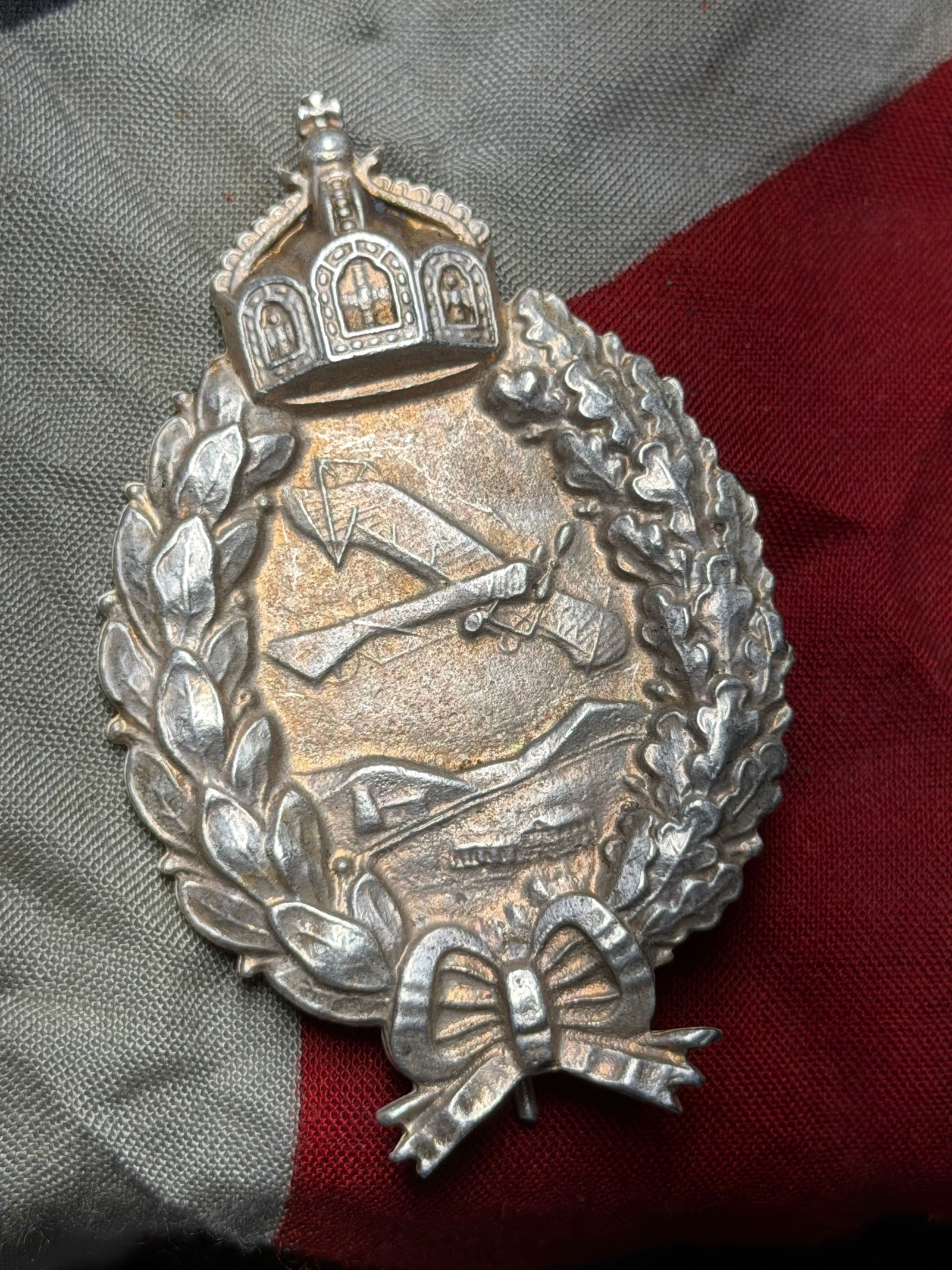 WW1 Imperial German Pilot Badge w/Full Frosted Finished & Rear Pin - Maker Marked: WW1 Imperial German Pilot Badge w/Full Frosted Finished & Rear Pin - Maker Marked. WW1 IMPERIAL GERMAN PILOT'S BADGE WITH FULL SILVER IN COLOR FROSTED FINISH.THE FRONT OF THIS NON-MAGANTIC STAMPED BAD
