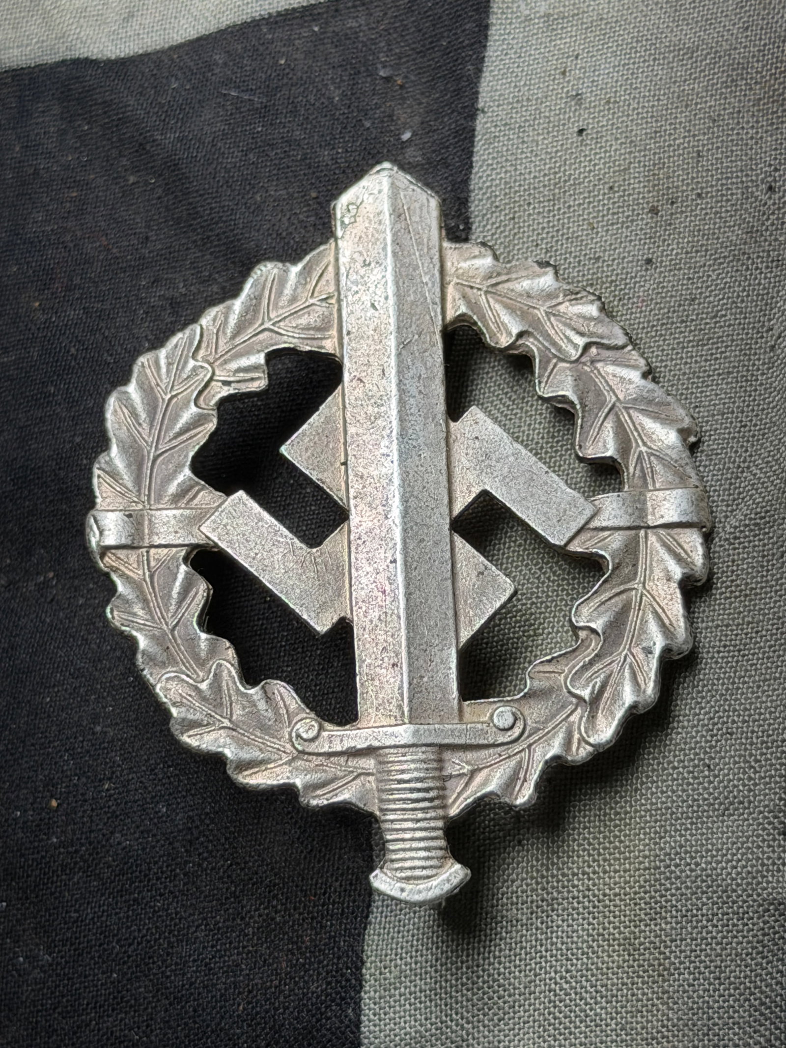 WW2 German NSDAP (NAZI PARTY) SA/SS Sports Badge In Bronze (SA-Sportabzeichen): WW2 German NSDAP (NAZI PARTY) SA/SS Sports Badge In Bronze (SA-Sportabzeichen). The SA, Sturmabteilung, (Storm/Assault Detachment), was originally formed in the August 1921 as a protective guard unit 