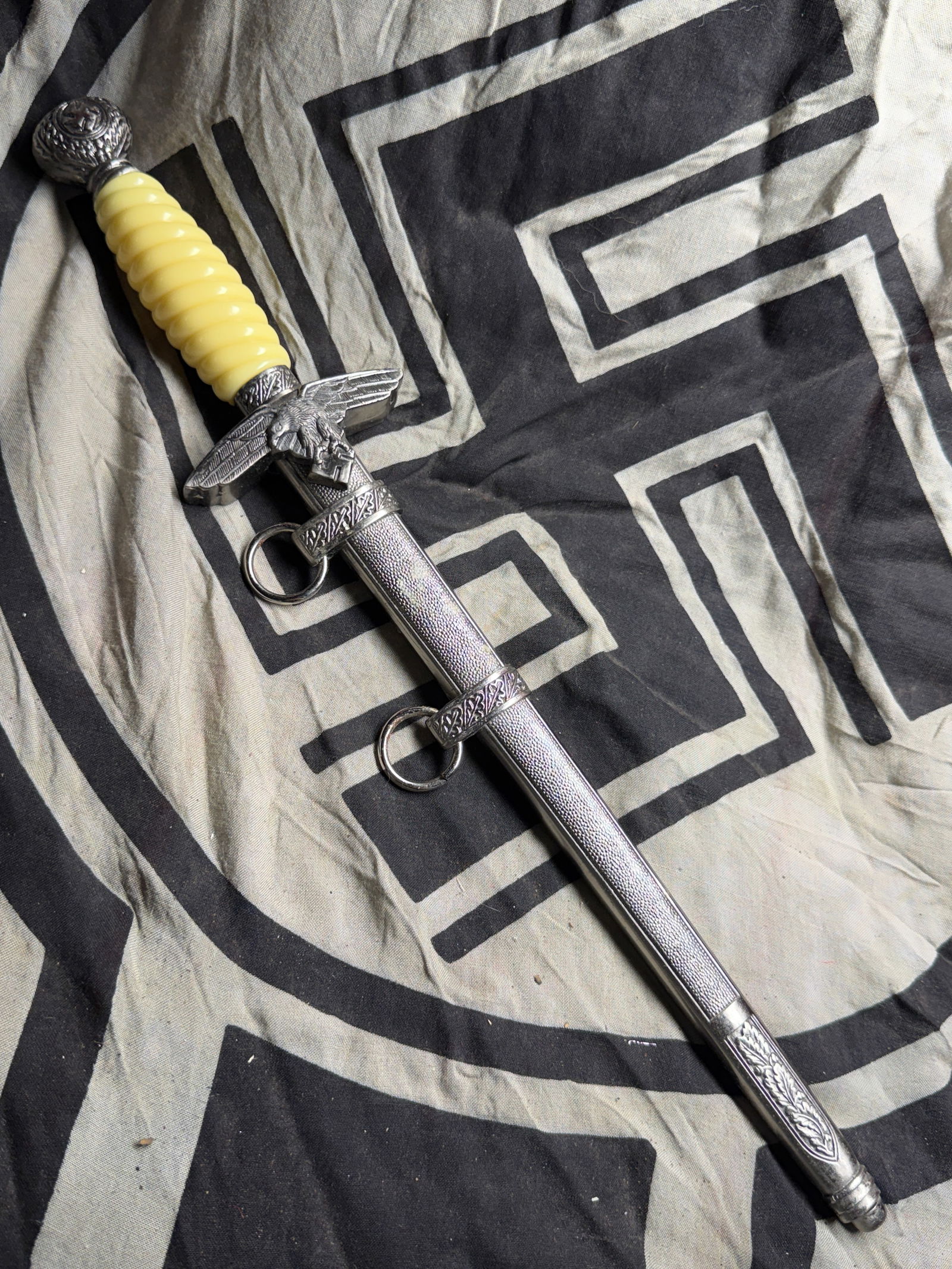 World War II-era German Luftwaffe officer’s Engraved Blade dagger (2nd Model): World War II-era German Luftwaffe officer’s Engraved Blade dagger (2nd Model). Introduced around 1937 and worn by commissioned officers of the German Air Force. A German Luftwaffe Officer’s Dress