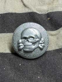 GERMAN WWII ALGEMEINE SS TOTENKOPF SKULL BADGE FOR OVERSEAS CAP SCHUTZSTAFFEL BY RZM SS 1194/40