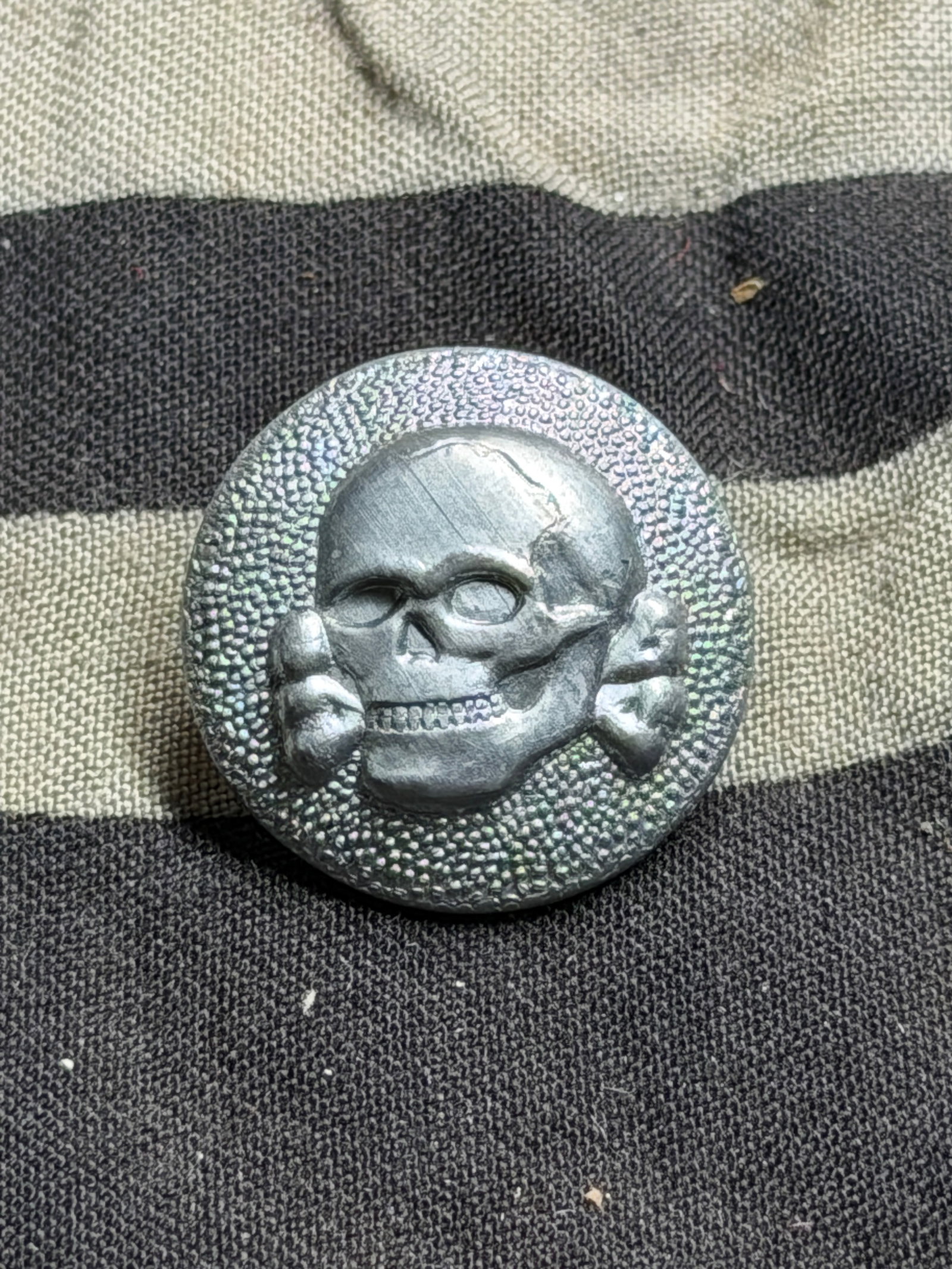 GERMAN WWII ALGEMEINE SS TOTENKOPF SKULL BADGE FOR OVERSEAS CAP SCHUTZSTAFFEL BY RZM SS 1194/40: GERMAN WWII ALGEMEINE SS TOTENKOPF SKULL BADGE FOR OVERSEAS CAP SCHUTZSTAFFEL BY RZM SS 1194/40. German Allgemeine SS Totenkopf (Skull) Badge for overseas caps, M43 caps etc. The aluminum SS pebbled s