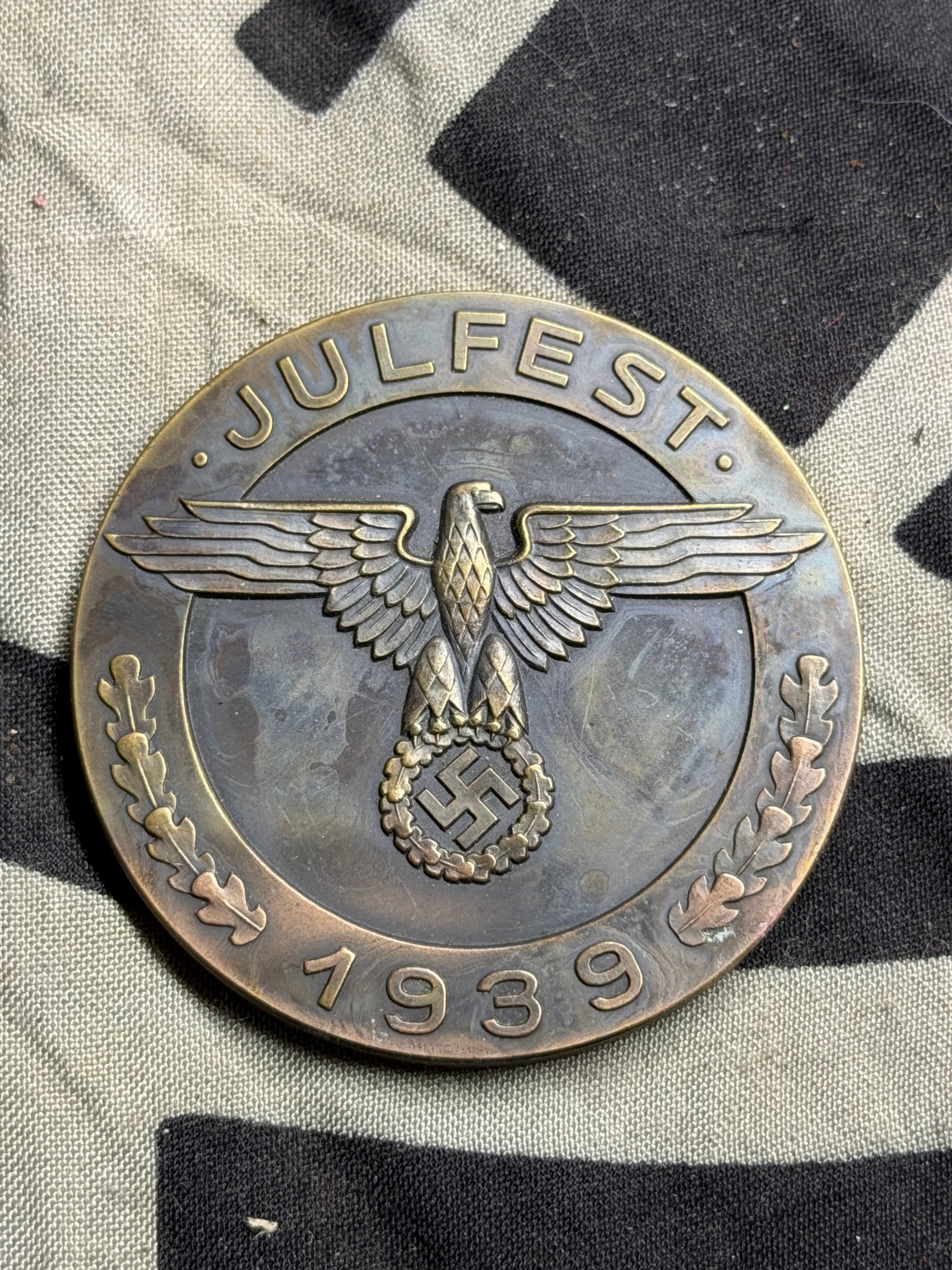 WW2 Germany, Ss. A Mint 1939 Yule Festival Table Medal To Oberabschnitt Ost, By Deschler & Sohn: WW2 Germany, Ss. A Mint 1939 Yule Festival Table Medal To Oberabschnitt Ost, By Deschler & Sohn. (SS Julfest 1939 Erinnerungsmedaille). Constructed of bronze, the obverse bearing a raised SS-style Ger