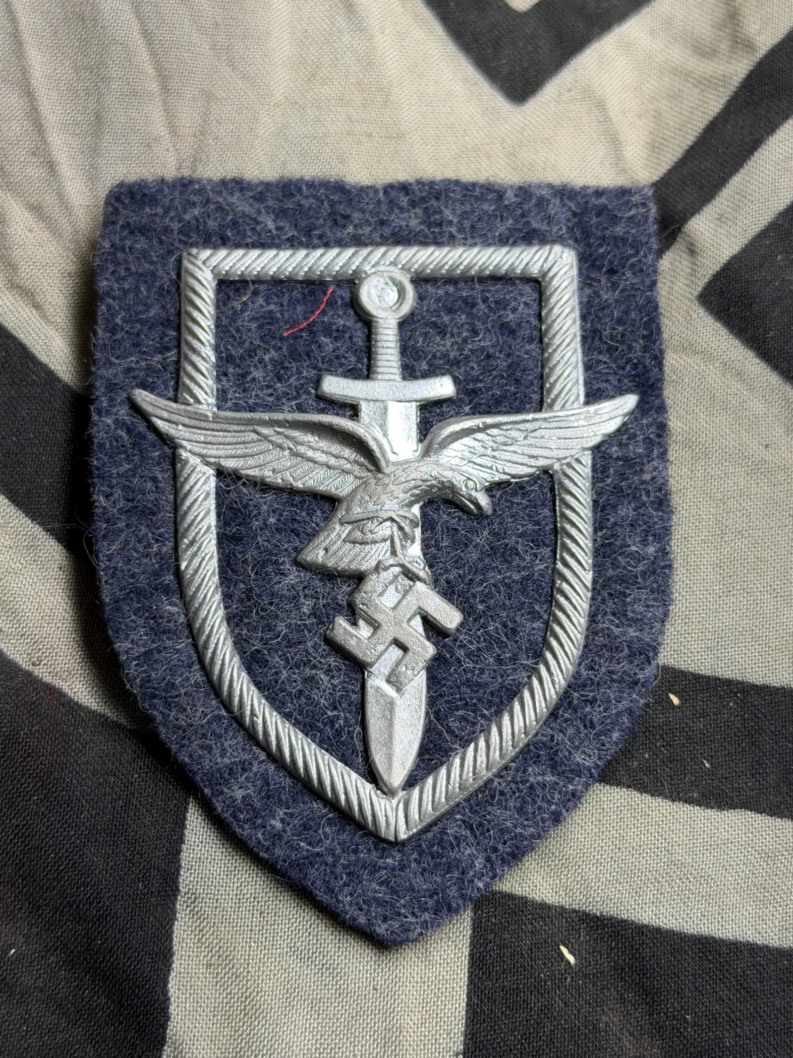 WW2 GERMAN LUFTWAFFE TUNIC SHIELD BADGE MARKED HAMBURG 11: WW2 GERMAN LUFTWAFFE TUNIC SHIELD BADGE MARKED HAMBURG 11. AN ULTRA RARE FIND THAT IS IN MINT OVERALL SHAPE AND CONDITION. SHOWS GOOD WEAR AND USE. PLEASE VIEW ALL DETAILED PICTURES. A RARE EXAMPLE OF
