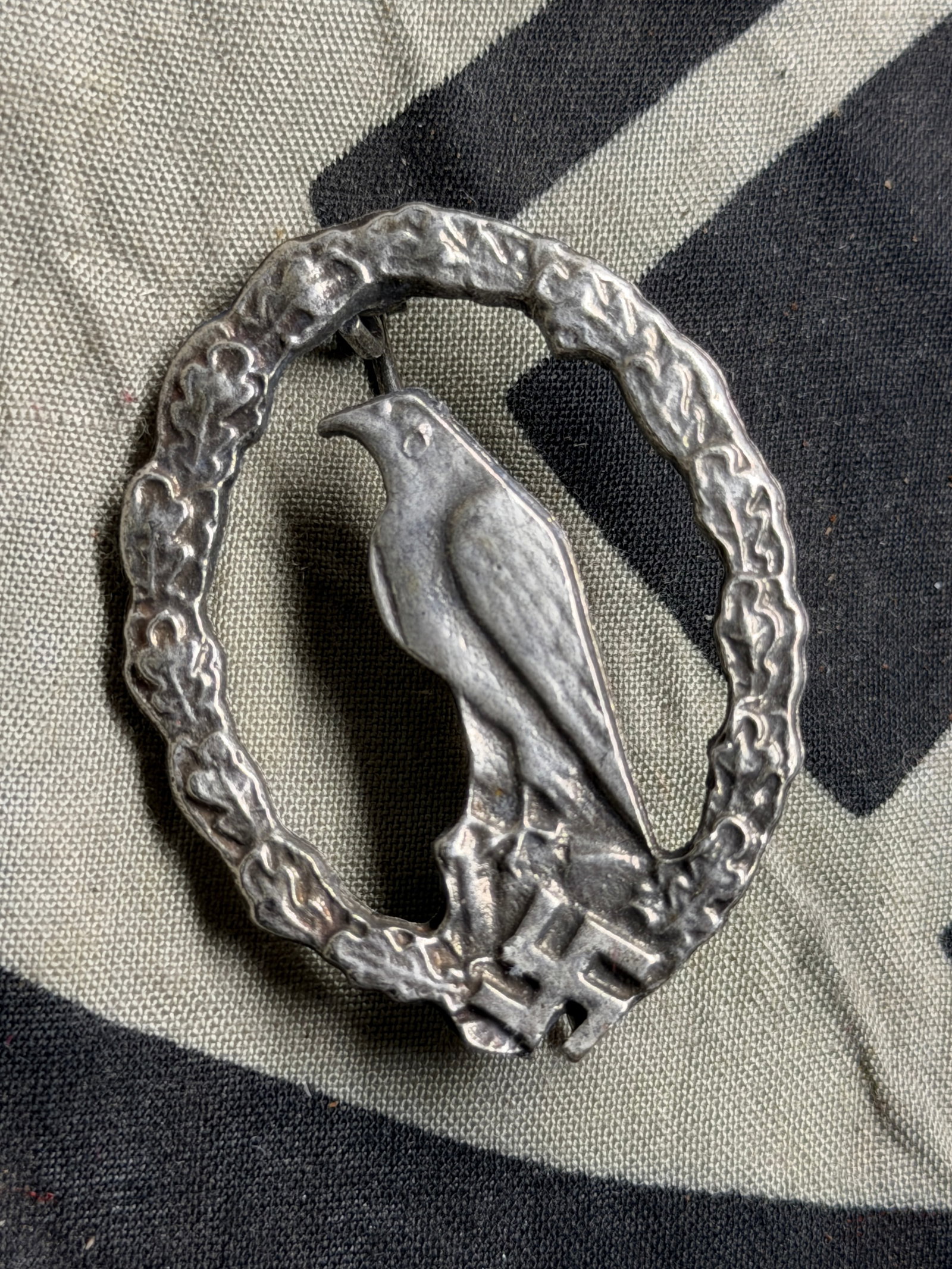 German WW2 Luftwaffe Flyers Commemorative Badge: German WW2 Luftwaffe Flyers Commemorative Badge. German WW2 Luftwaffe German Air Force Flugerinnerungsabzeichen Pilot Commemorative Badge. The badge was introduced in 1936 and issued for honourable di