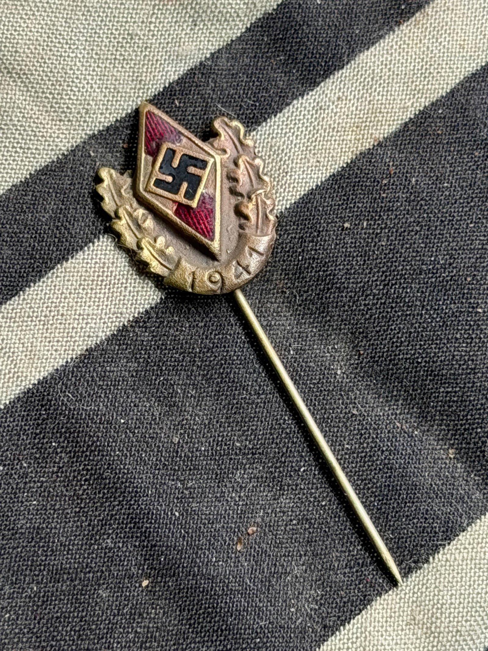 SCARCE WW2 GERMAN HITLER YOUTH TUNIC STICKPIN 1941 TUNIC STICKPIN: SCARCE WW2 GERMAN HITLER YOUTH TUNIC STICKPIN 1941 TUNIC STICKPIN. A RARE FIND. SHOWS GOOD WEAR AND USE WITH A BEAUTIFUL OVERALL PATINA. PLEASE VIEW ALL DETAILED PICTURES. A RARE EXAMPLE OF THE TIME P