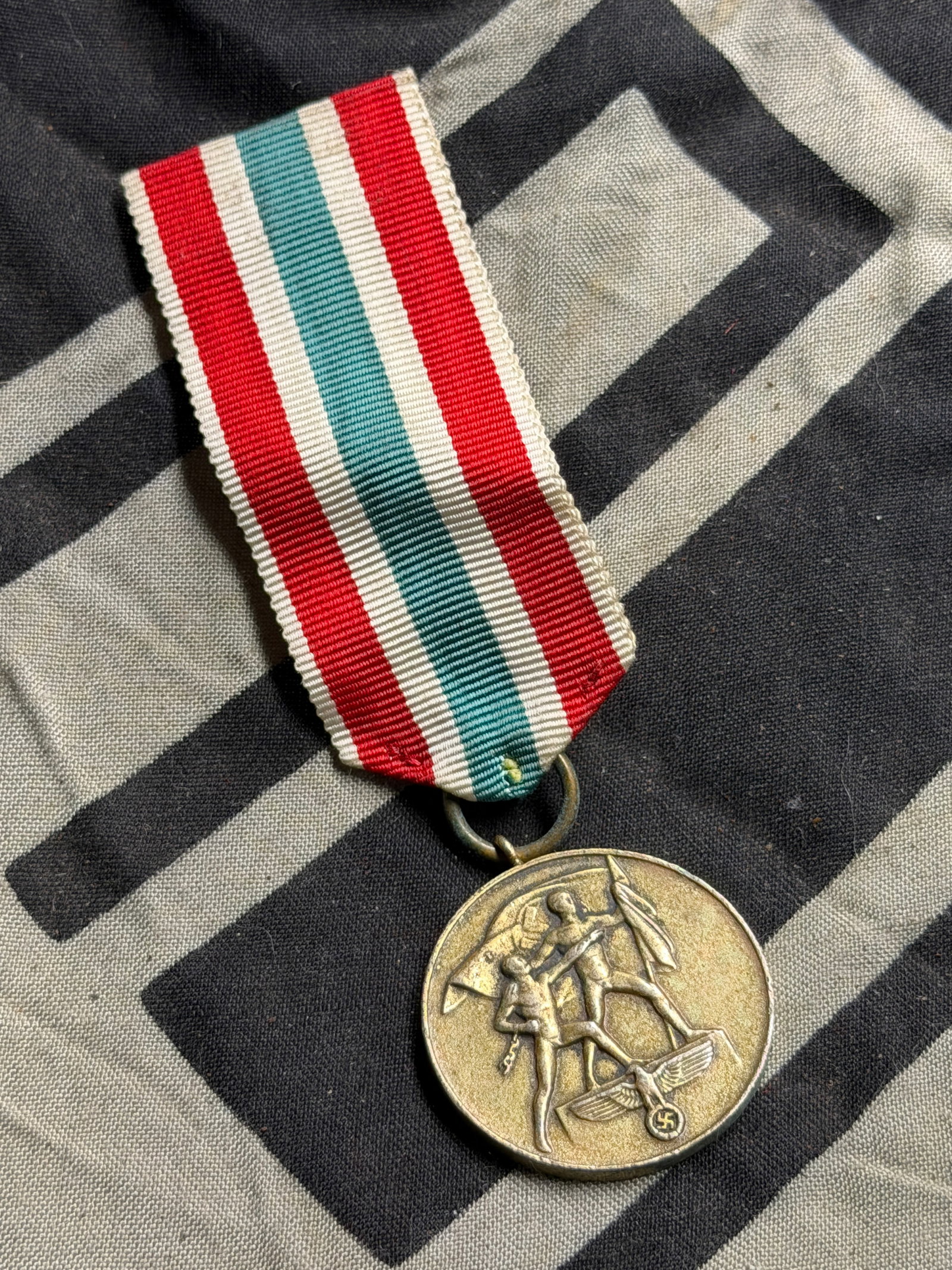 Rare WW2 German Early Third Reich Memel Commemorative Medal With Ribbon: Rare WW2 German Early Third Reich Memel Commemorative Medal With Ribbon. This medal was awarded to German military, political, and civil personnel who participated in or supported the annexation of th