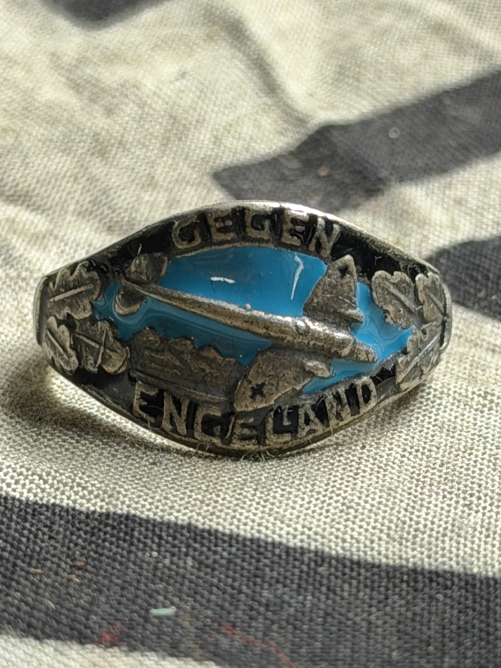 WW2 GERMAN GEGEN ENGELAND Luftwaffe Glider Pilots Commemorative 800 Silver Ring: WW2 GERMAN GEGEN ENGELAND Luftwaffe Glider Pilots Commemorative 800 Silver Ring. A rare find. Shows good wear and use with a beautiful overall patina. Please view all detailed pictures. A rare example