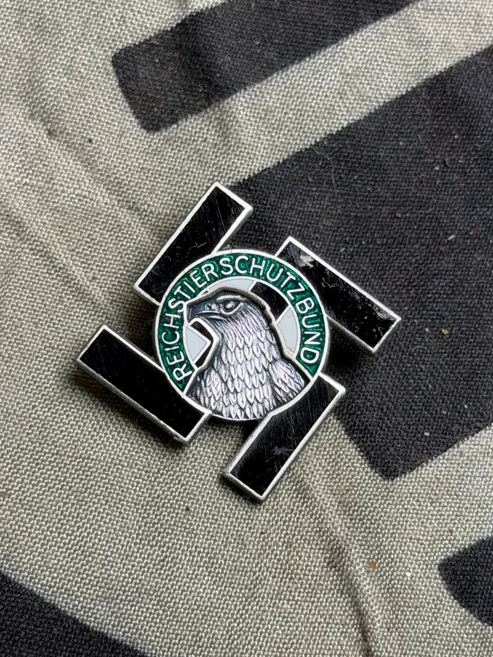RARE WW2 GERMAN ANIMAL PROTECTION ENAMELED PIN BADGE: RARE WW2 GERMAN ANIMAL PROTECTION ENAMELED PIN BADGE. A RARE FIND. SHOWS GOOD WEAR AND USE WITH A BEAUTIFUL OVERALL PATINA. PLEASE VIEW ALL DETAILED PICTURES. A RARE EXAMPLE OF THE TIME PERIOD.