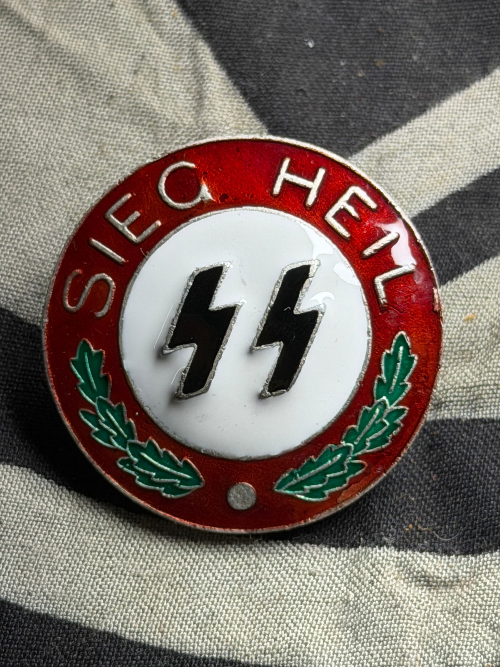 WW2 GERMAN WAFFEN SS SIEG HEIL ENAMEL LARGE PIN BADGE BY RZM 215/41 GES. GESCH. DESCHLERSOHN: WW2 GERMAN WAFFEN SS SIEG HEIL ENAMEL LARGE PIN BADGE BY RZM 215/41 GES. GESCH. DESCHLERSOHN. SCREW BACK CONSTRUCTION. A RARE EXAMPLE OF THE TIME PERIOD.