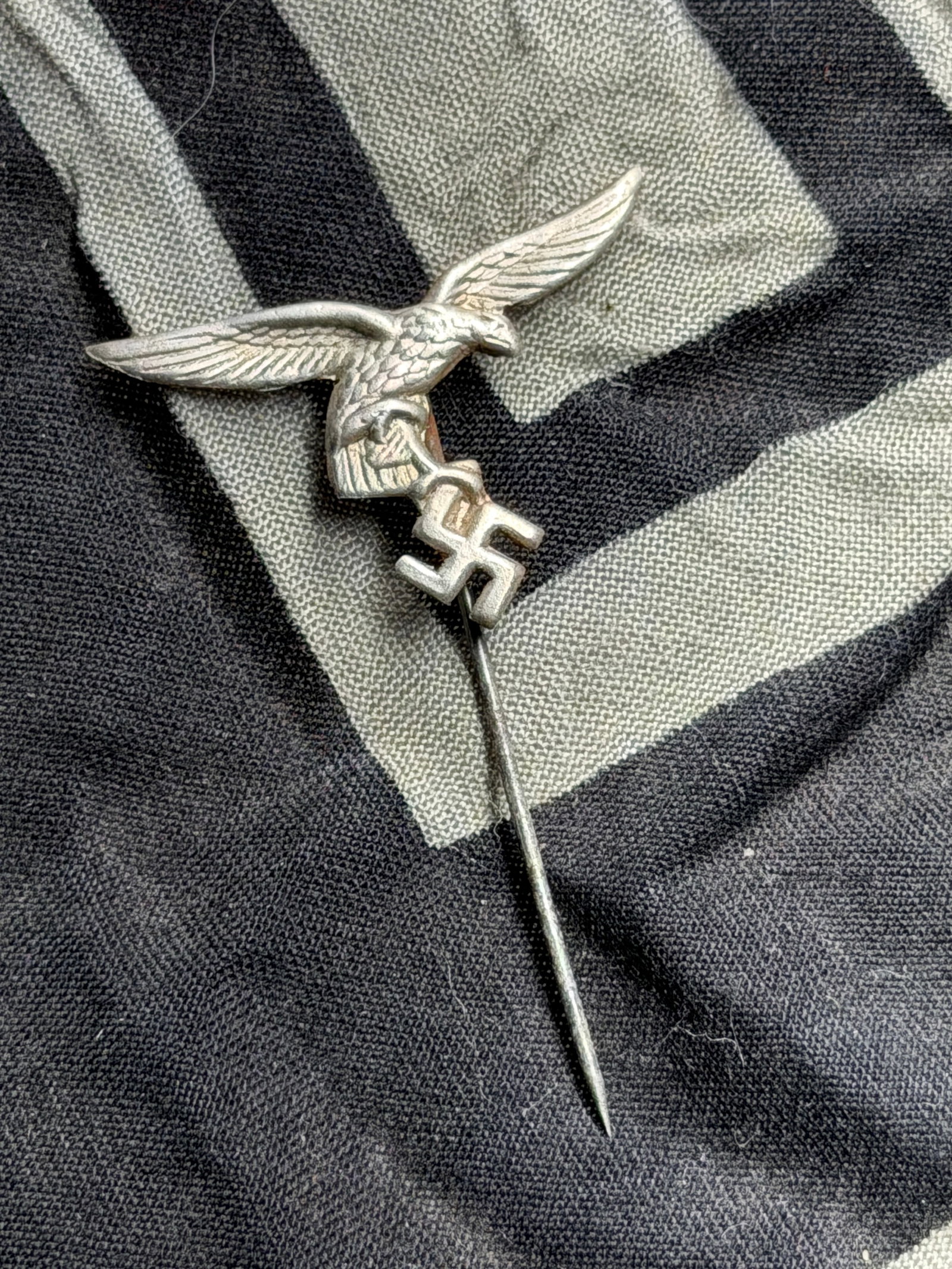 RARE WW2 GERMAN LUFTWAFFE OFFICERS TUNIC STICKPIN: RARE WW2 GERMAN LUFTWAFFE OFFICERS TUNIC STICKPIN. A RARE EXAMPLE THAT IS IN MINT OVERALL SHAPE AND CONDITION WITH A BEAUTIFUL OVERALL PATINA. PLEASE VIEW ALL DETAILED PICTURES. A SCARCE EXAMPLE OF TH