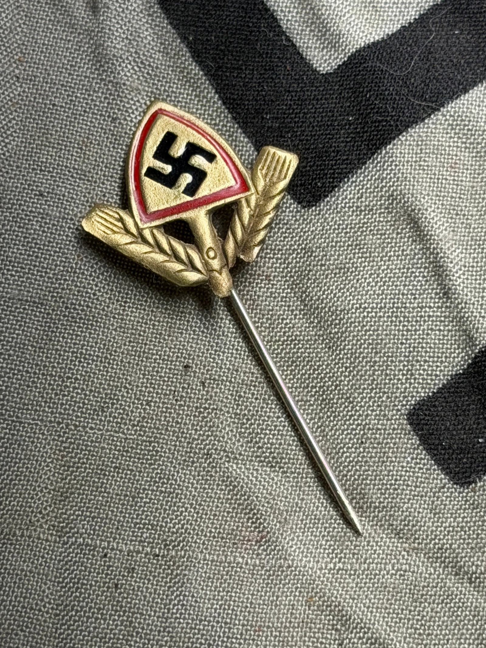 WW2 German RAD pin for civil suit: WW2 German RAD pin for civil suit. RAD pin for civil suit. Reichsarbeitsdienst der Männer RAD/M. Size 19mm x 22,5 mm.